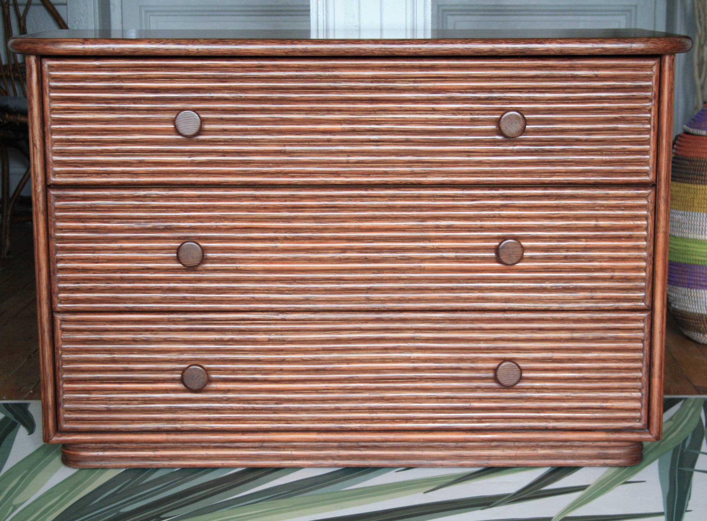 Commode en bois et rotin