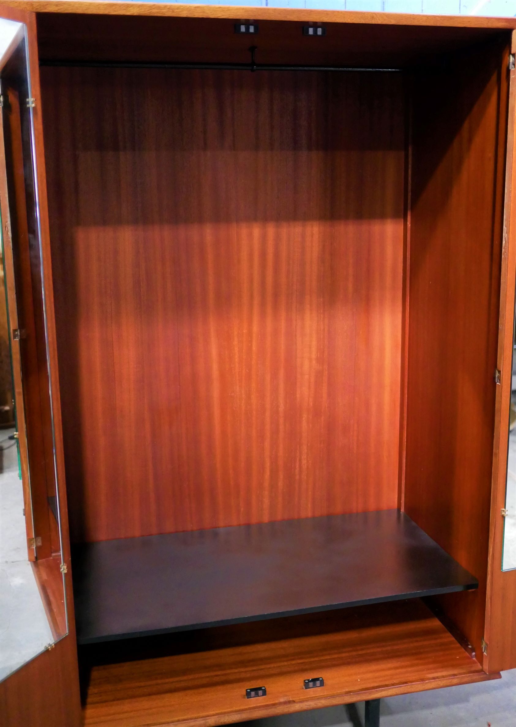 Armoire vintage en teck par les éditions Rozier