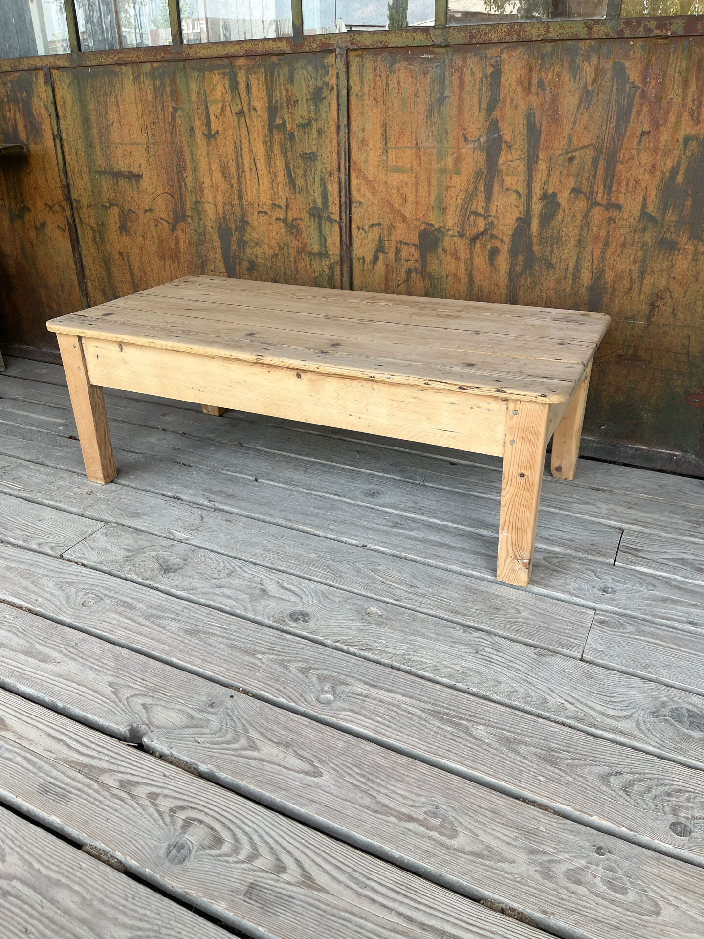 Table basse en bois brut