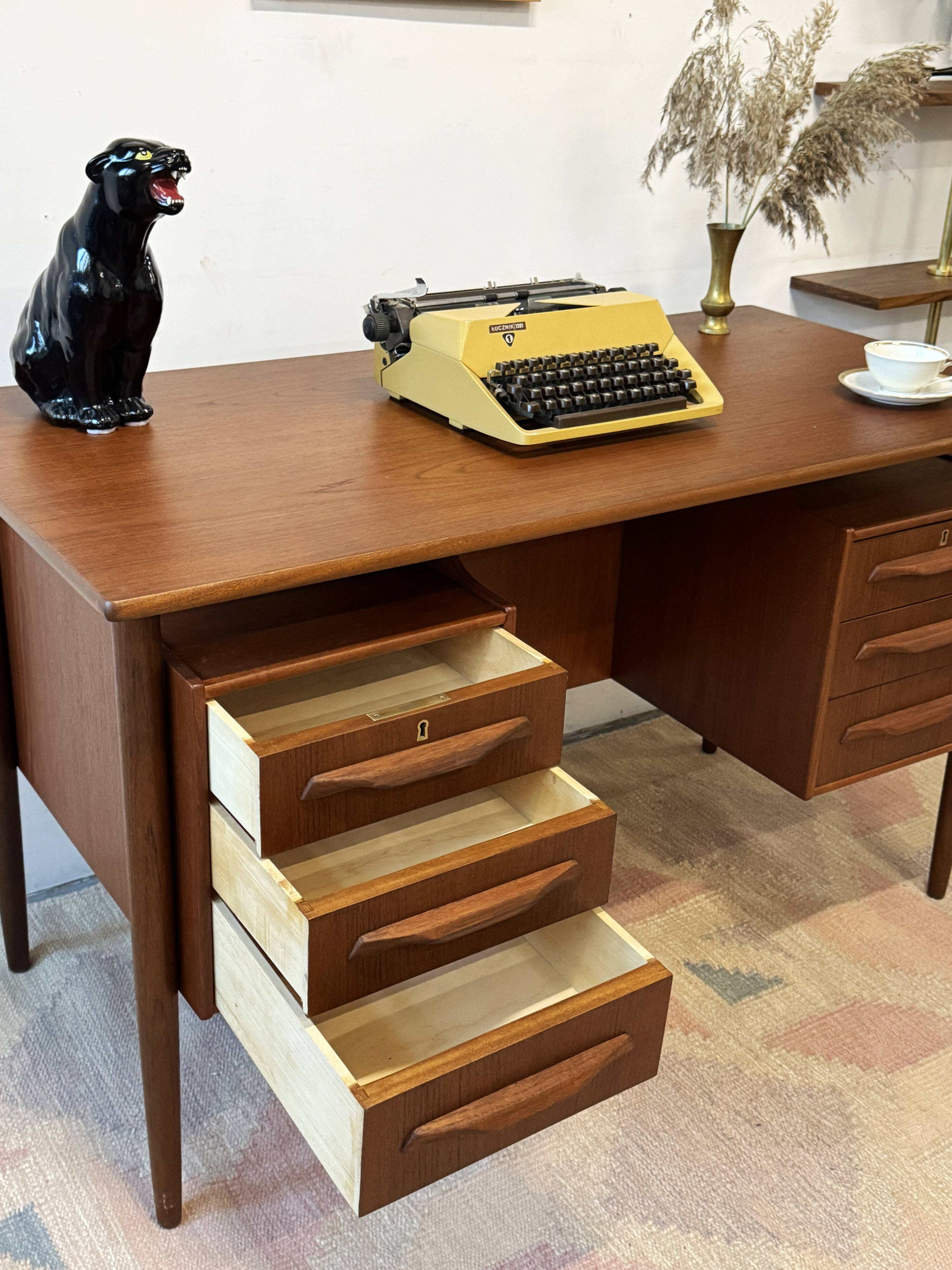 Bureau en teck autoportant, Danemark années 1960/1970, style vintage, design moderne du milieu du XXe siècle