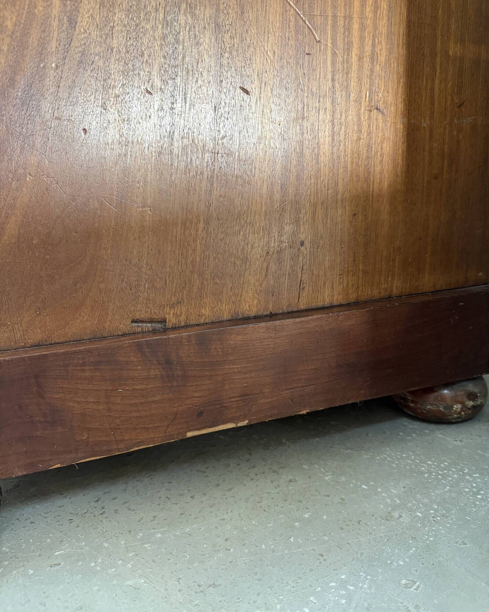 Large Victorian English mahogany chest of drawers (renovated)
