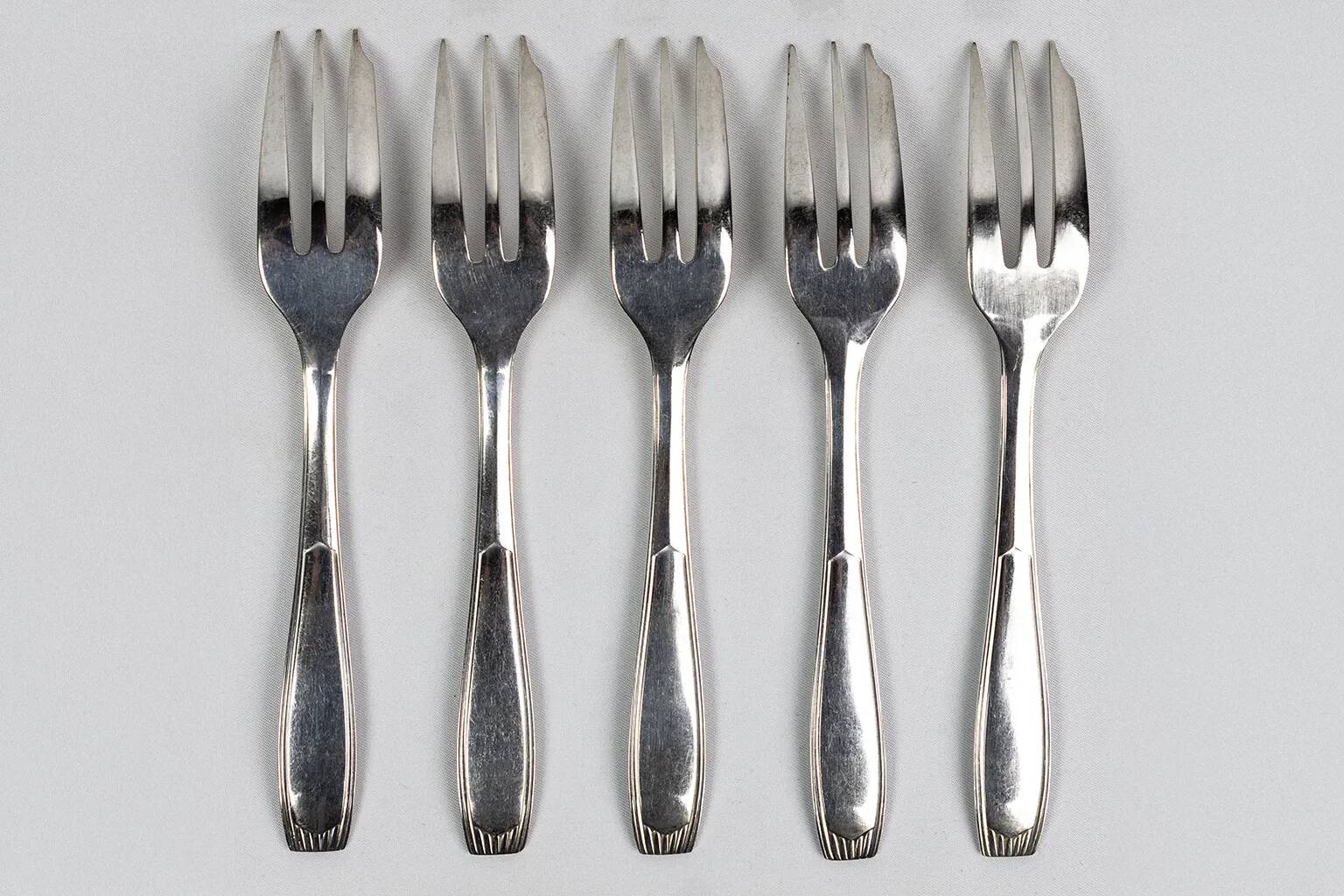 10 Christofle Alfénide Saigon model dessert forks in silver-plated metal.