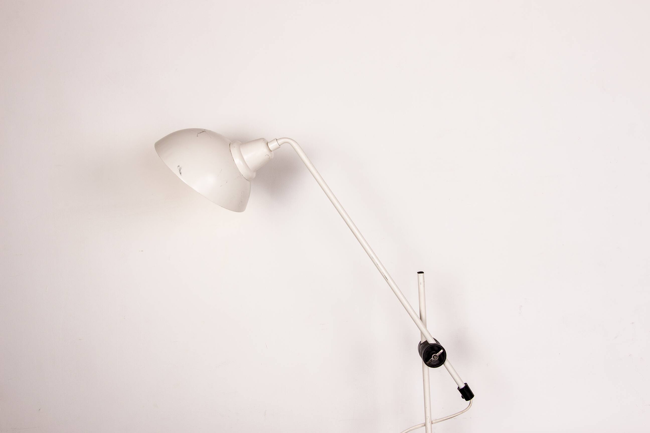 Tilting desk lamp in white metal 1960.
