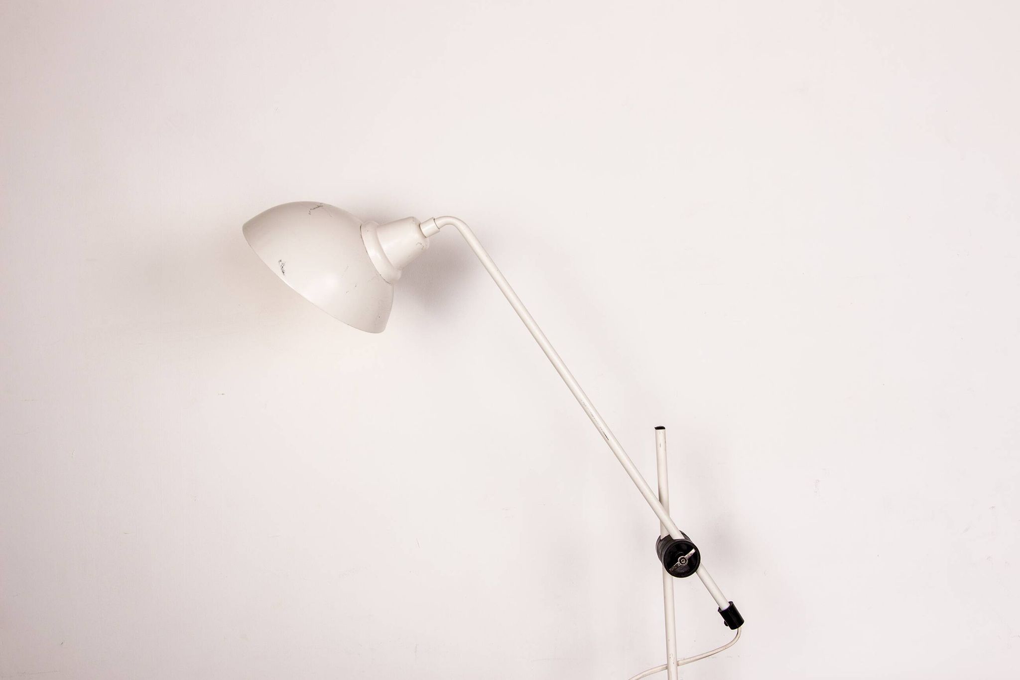 Lampe de bureau inclinable en métal blanc 1960.