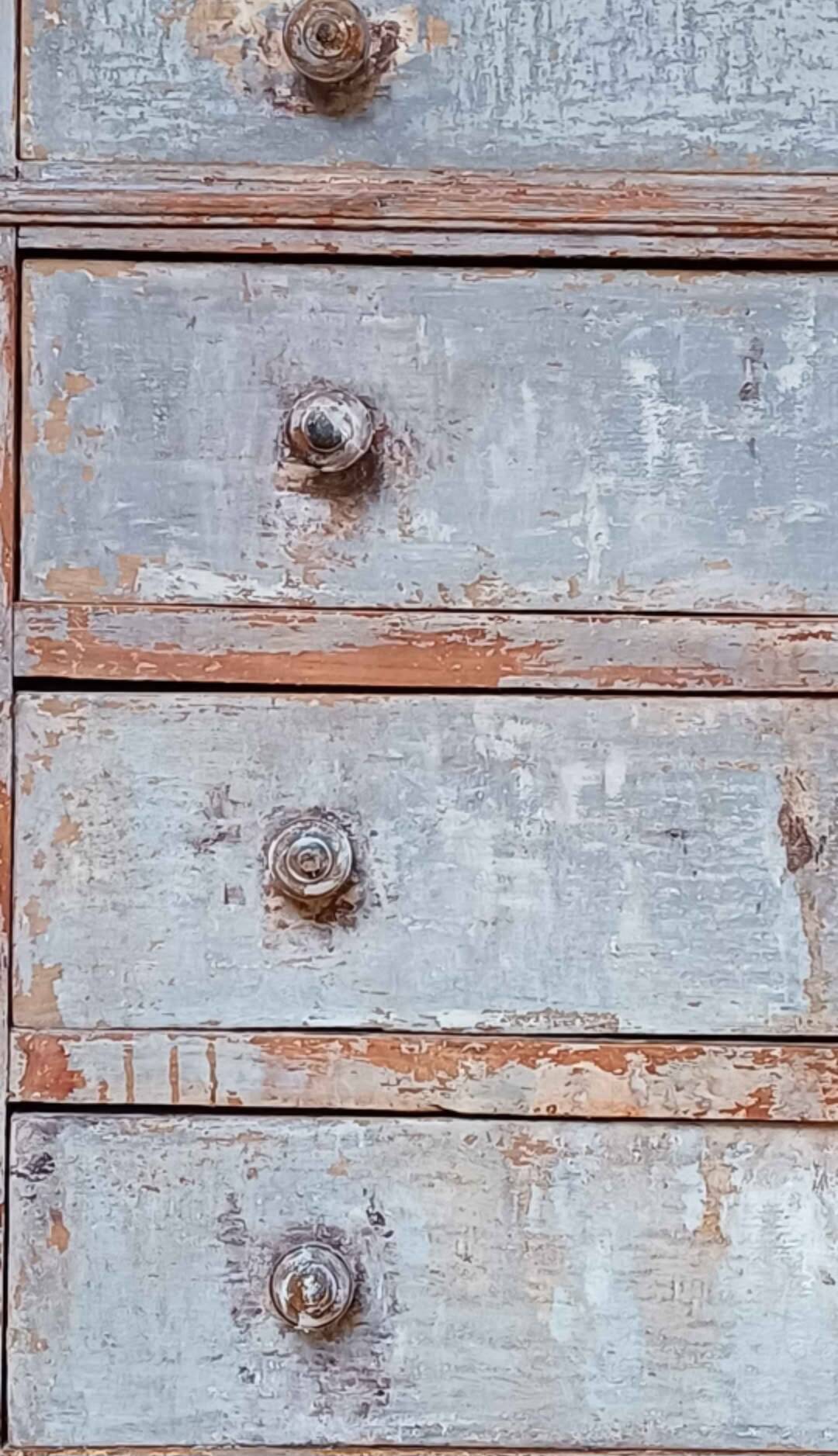 Distressed chest of drawers