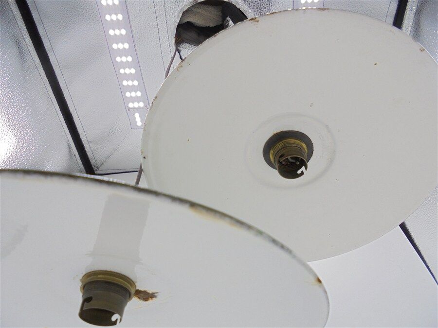 Duo of hanging lamps in enamelled plate