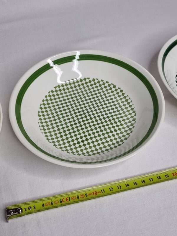 Ensemble de quatre assiettes creuses à décor de damier de la faïencerie de Gien, 20 cm