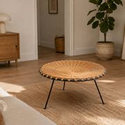 Small vintage tripod stool in woven rattan and black metal, dating from the 1970s.