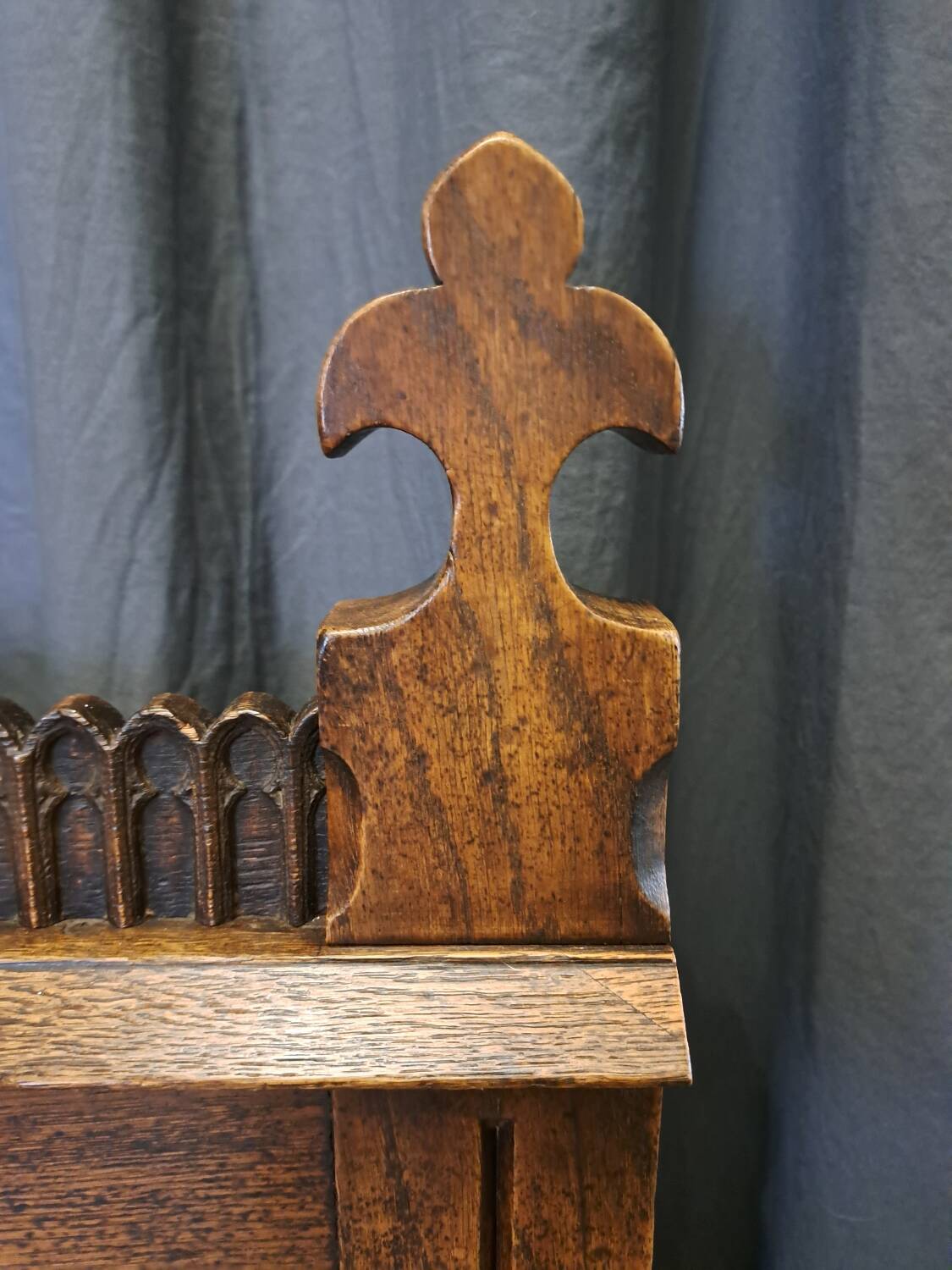 Fauteuil coffre néogothique en chêne