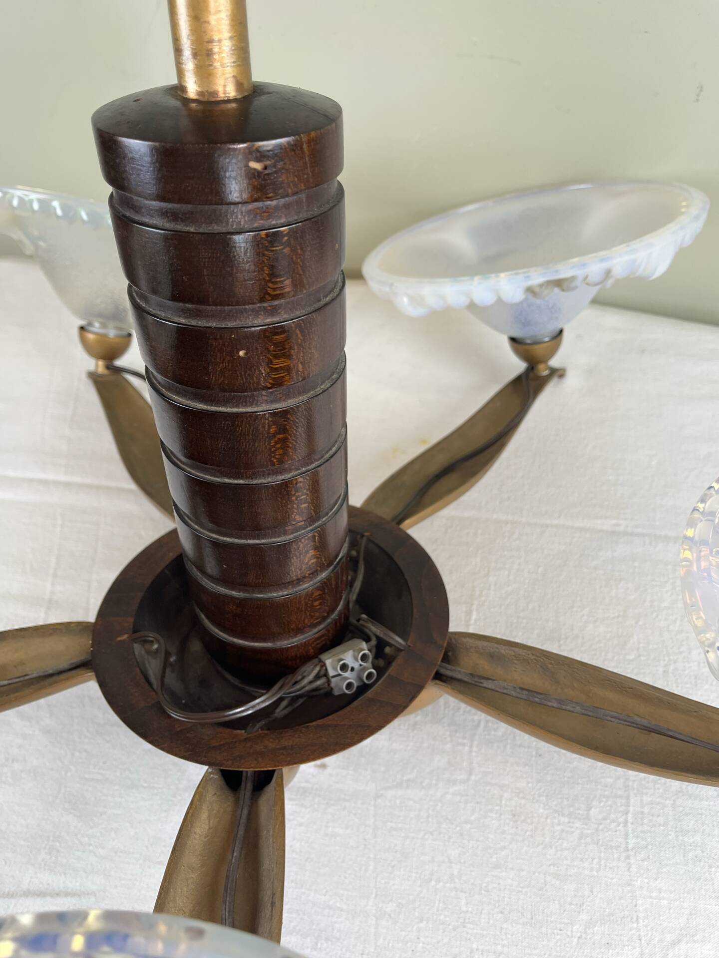 Lustre moderniste français en bois, laiton et verres opalescents