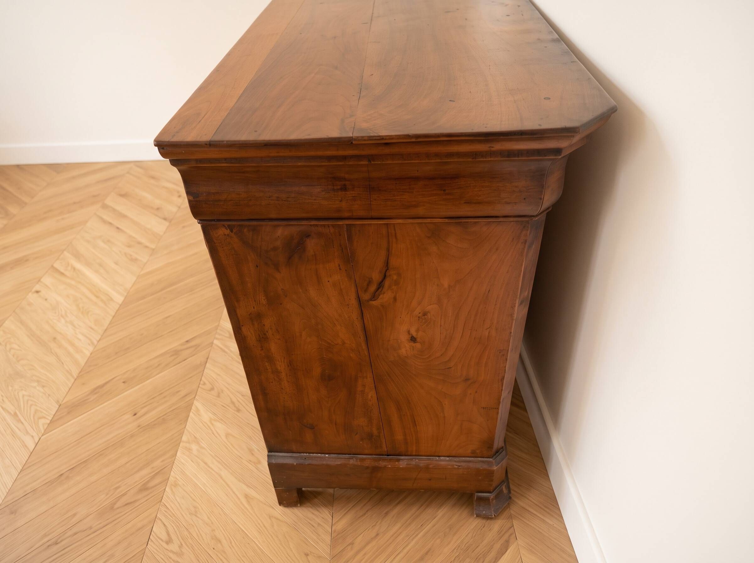 Commode ancienne en bois massif à tiroirs