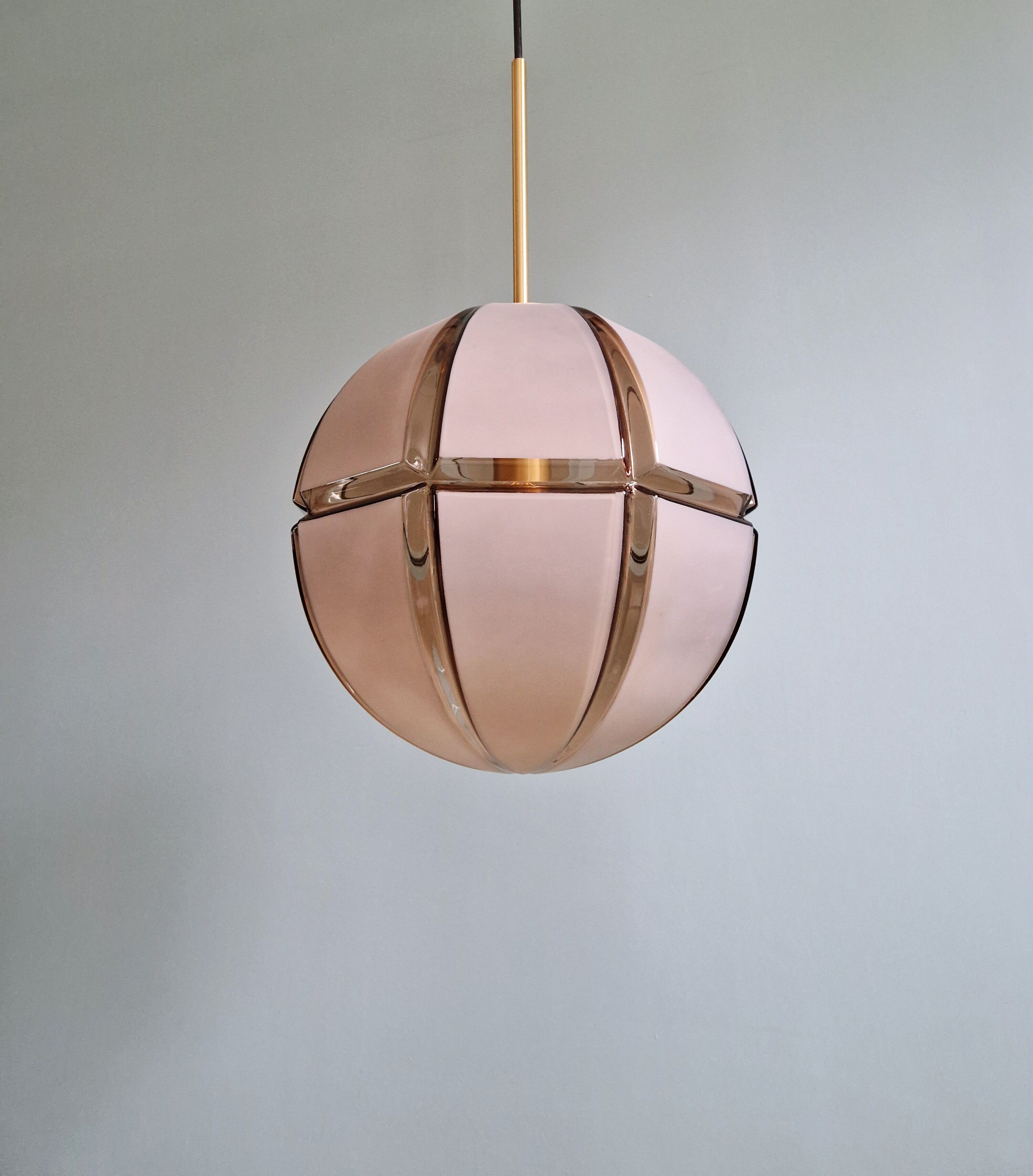 Grande suspension en verre fumé et dépoli, Peill & Putzler, 1970