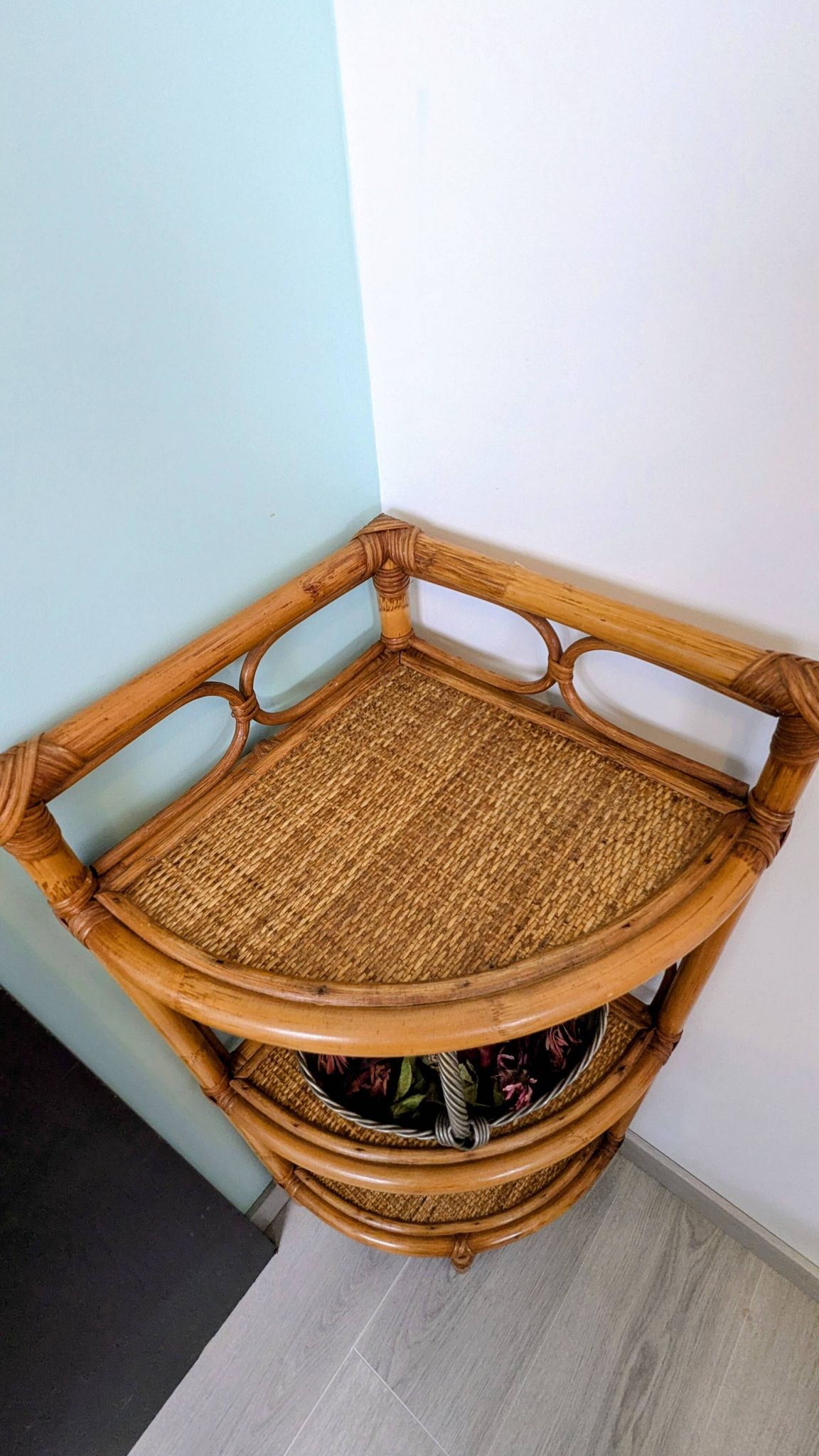 Vintage rattan corner shelf – Natural elegance and airy lines