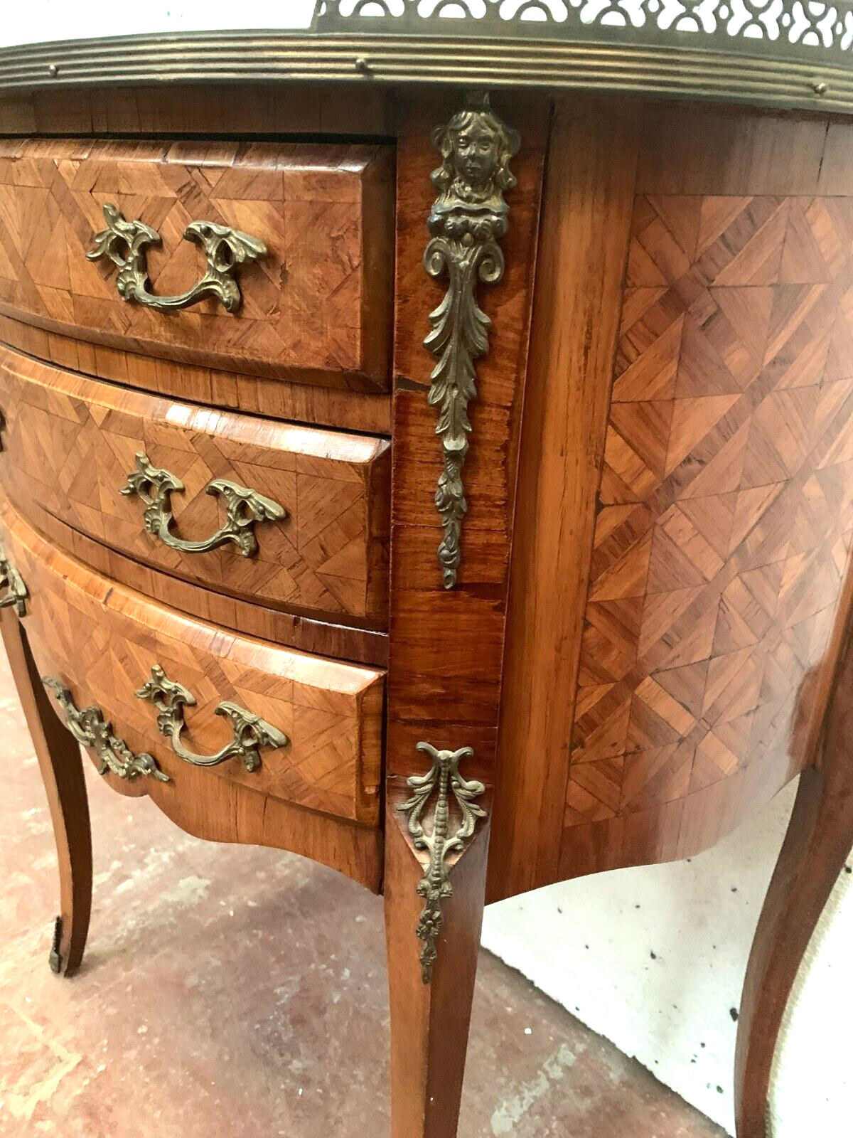 Commode demi lune de style Louis XV en marqueteriea fond de cubes XX siècle