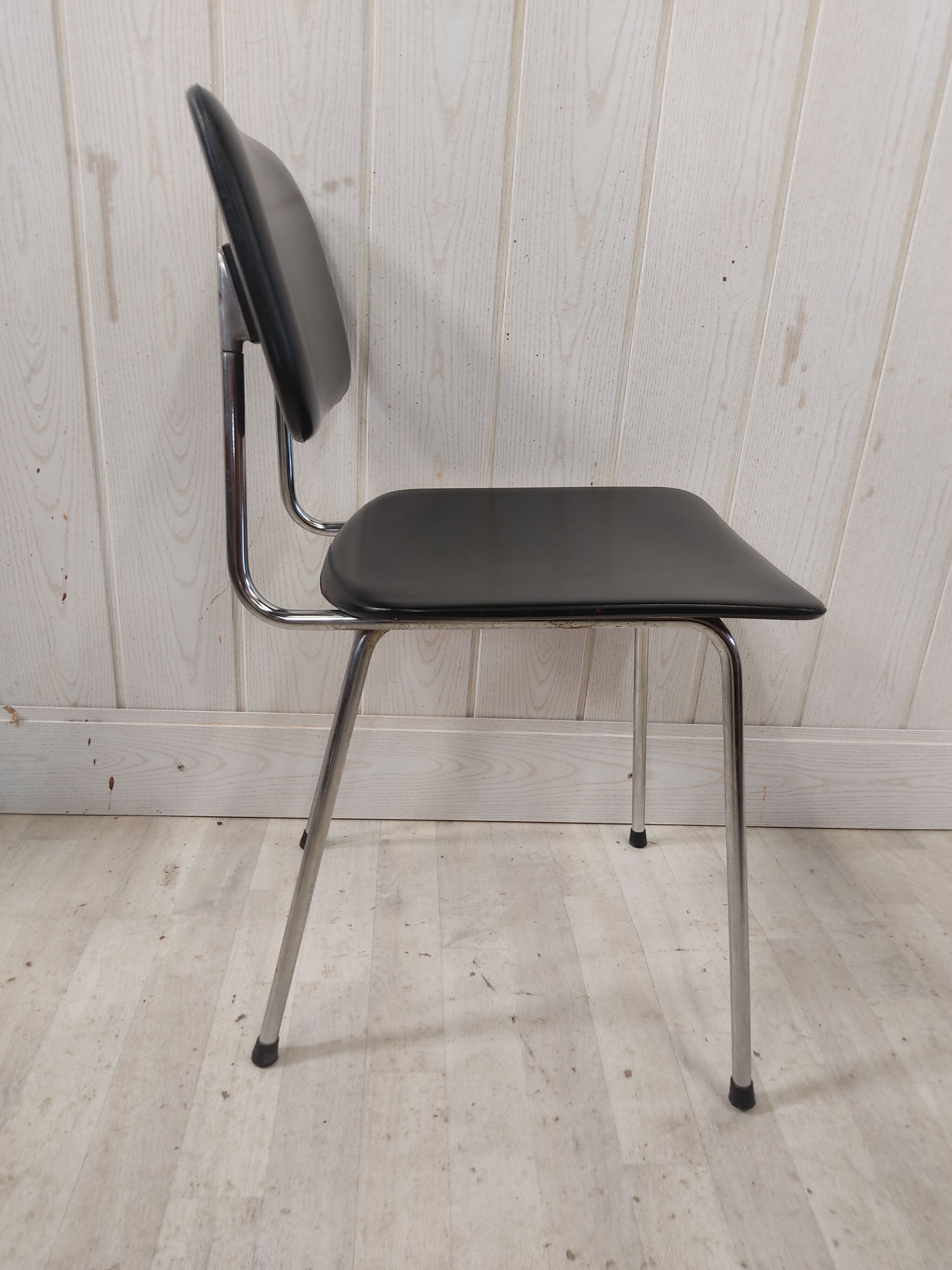 Pair of prefacto chairs by simard for airborne