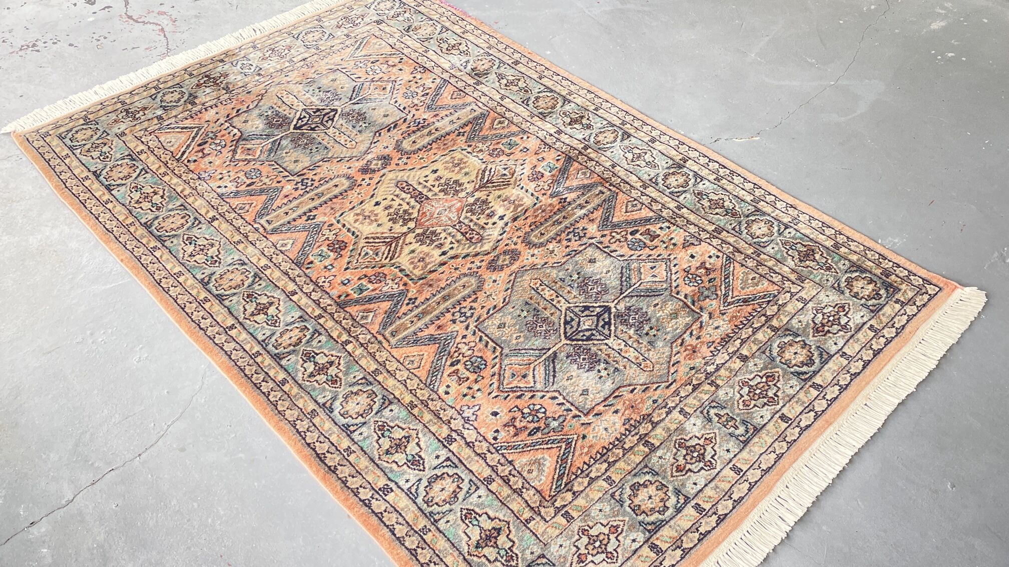 Oriental carpet pakistan grey-pink 205cm x 125cm