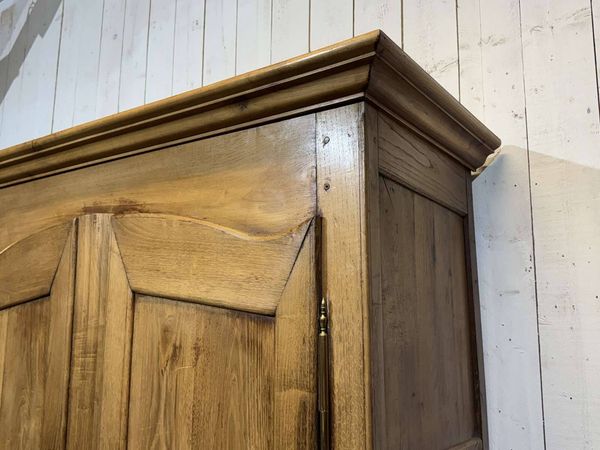 Armoire de campagne en châtaignier blond 19ème