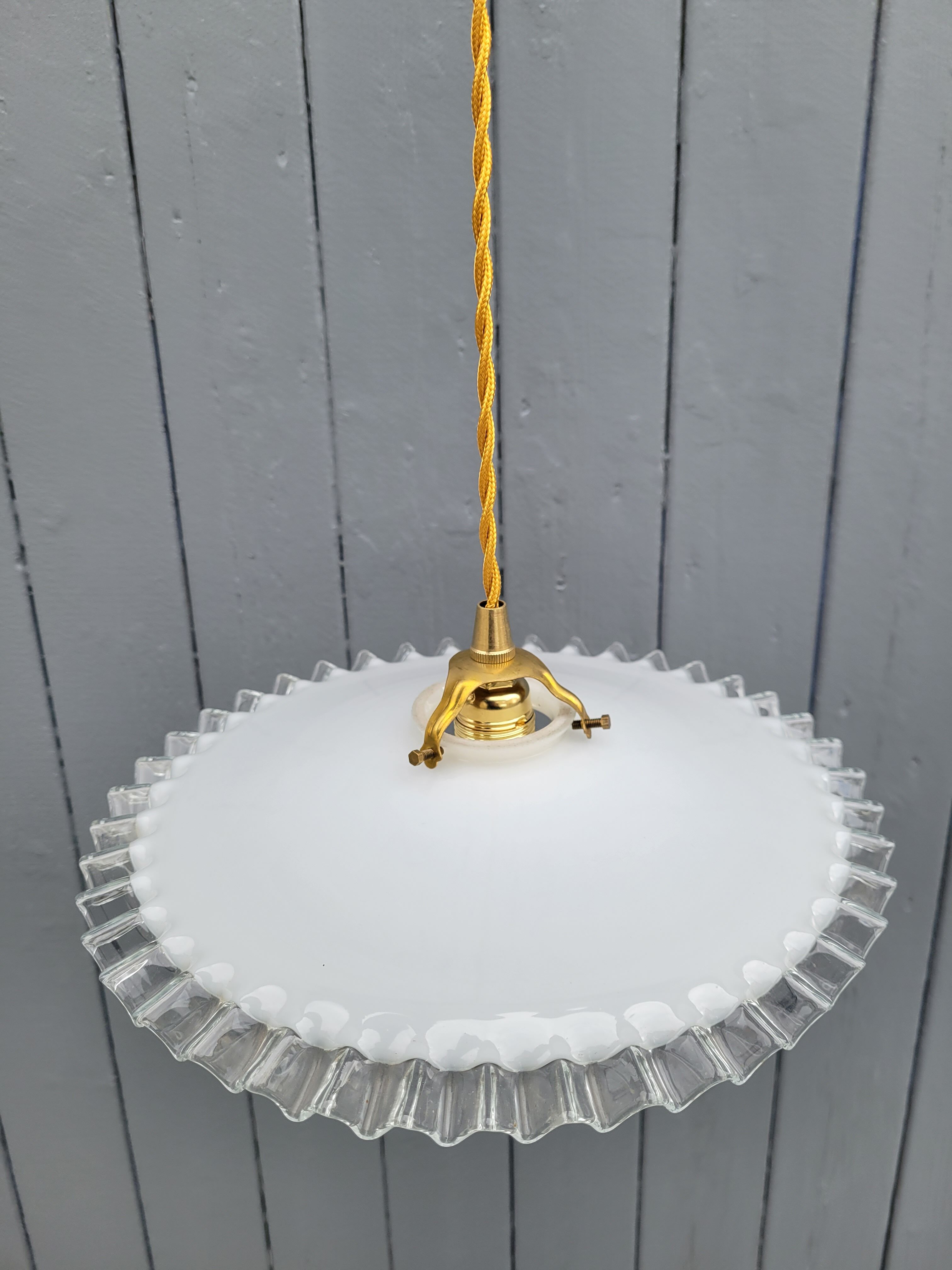 Serrated opaline suspension