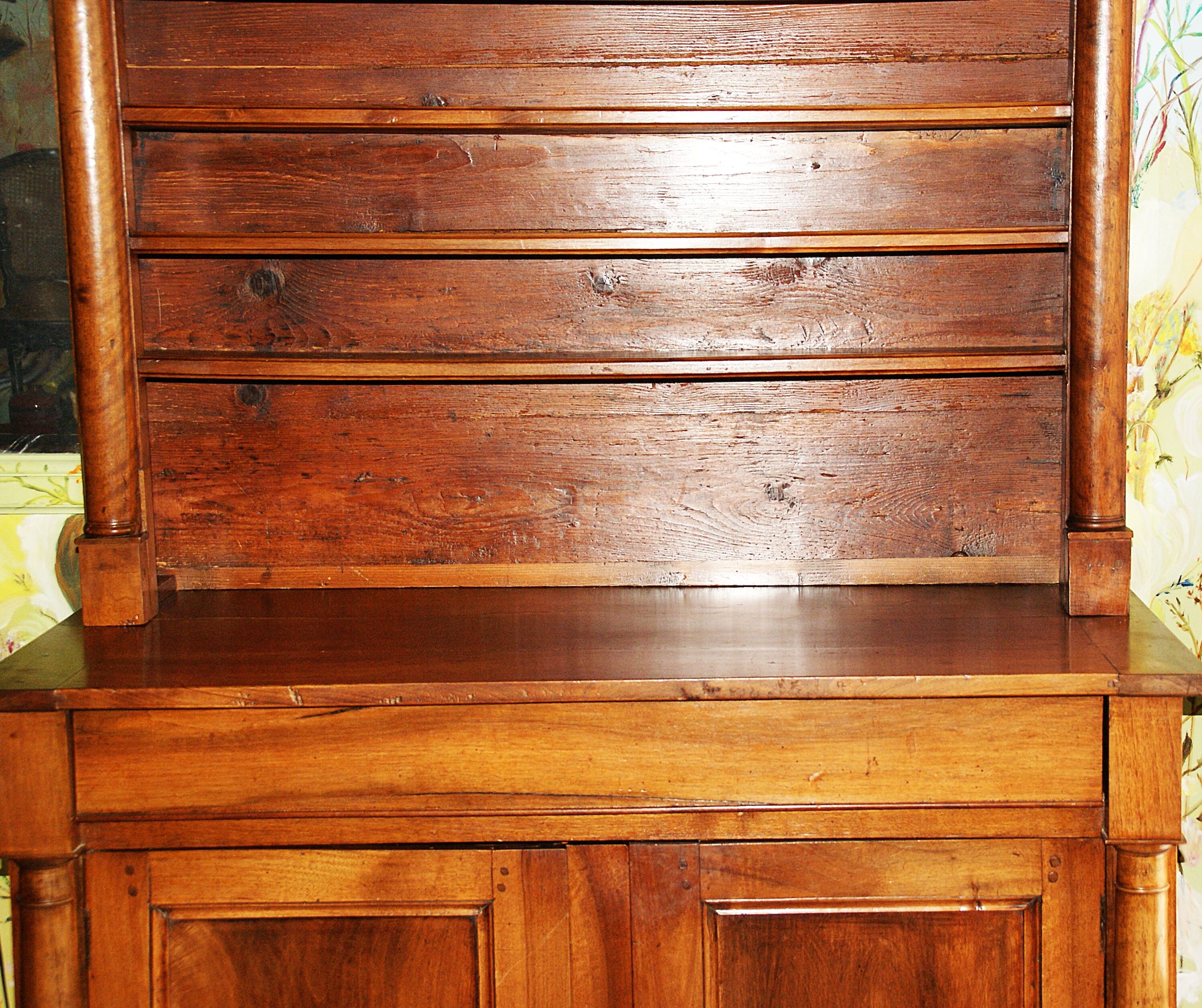 Sideboard with half-columns in walnut, Empire period.