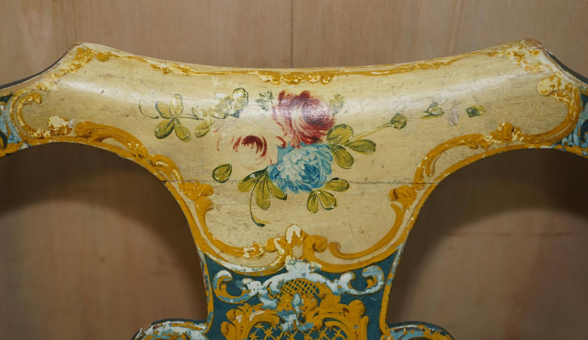 Paire de chaises Regency antiques et table assortie
