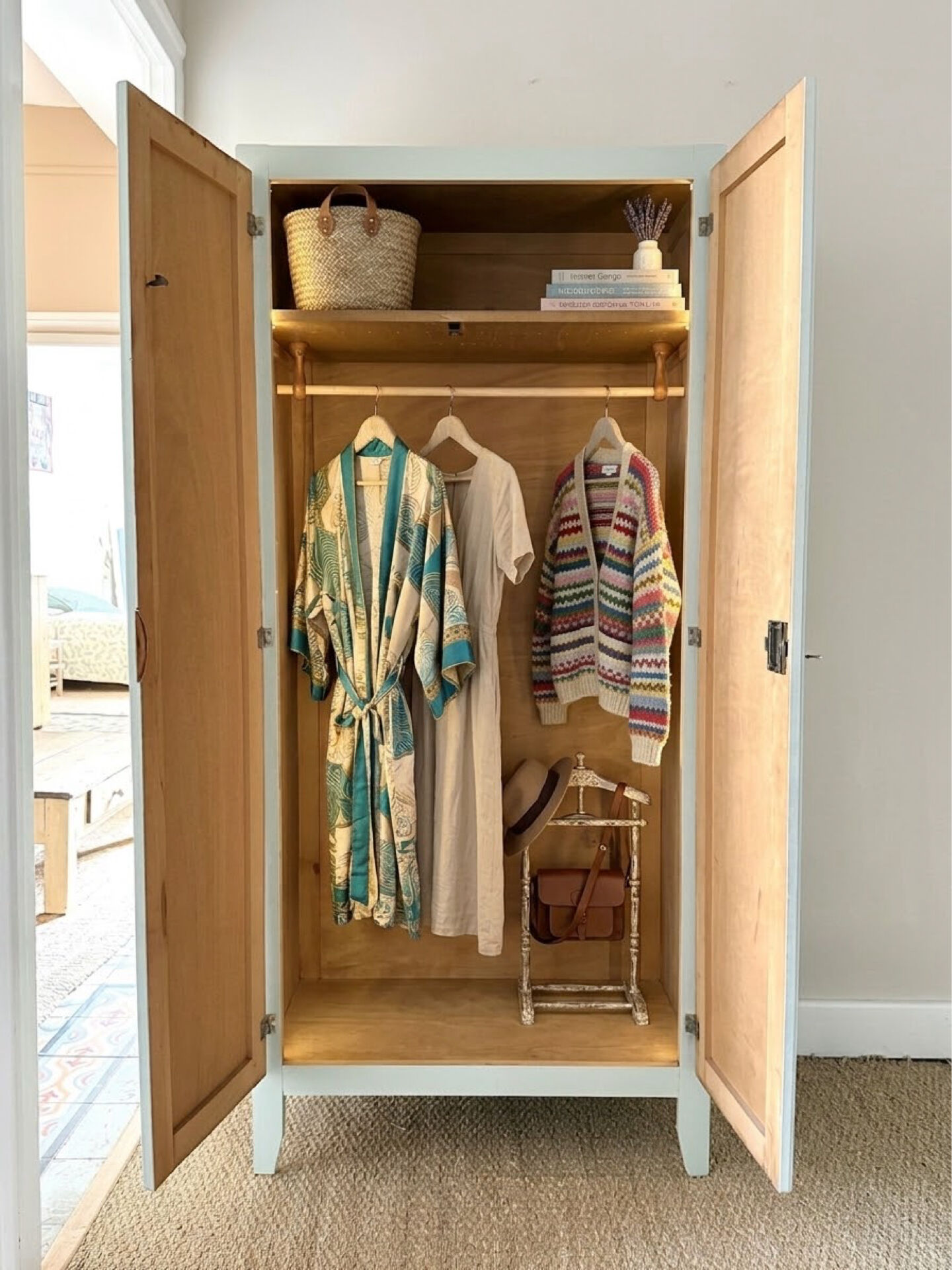Parisian wardrobe bonnetière