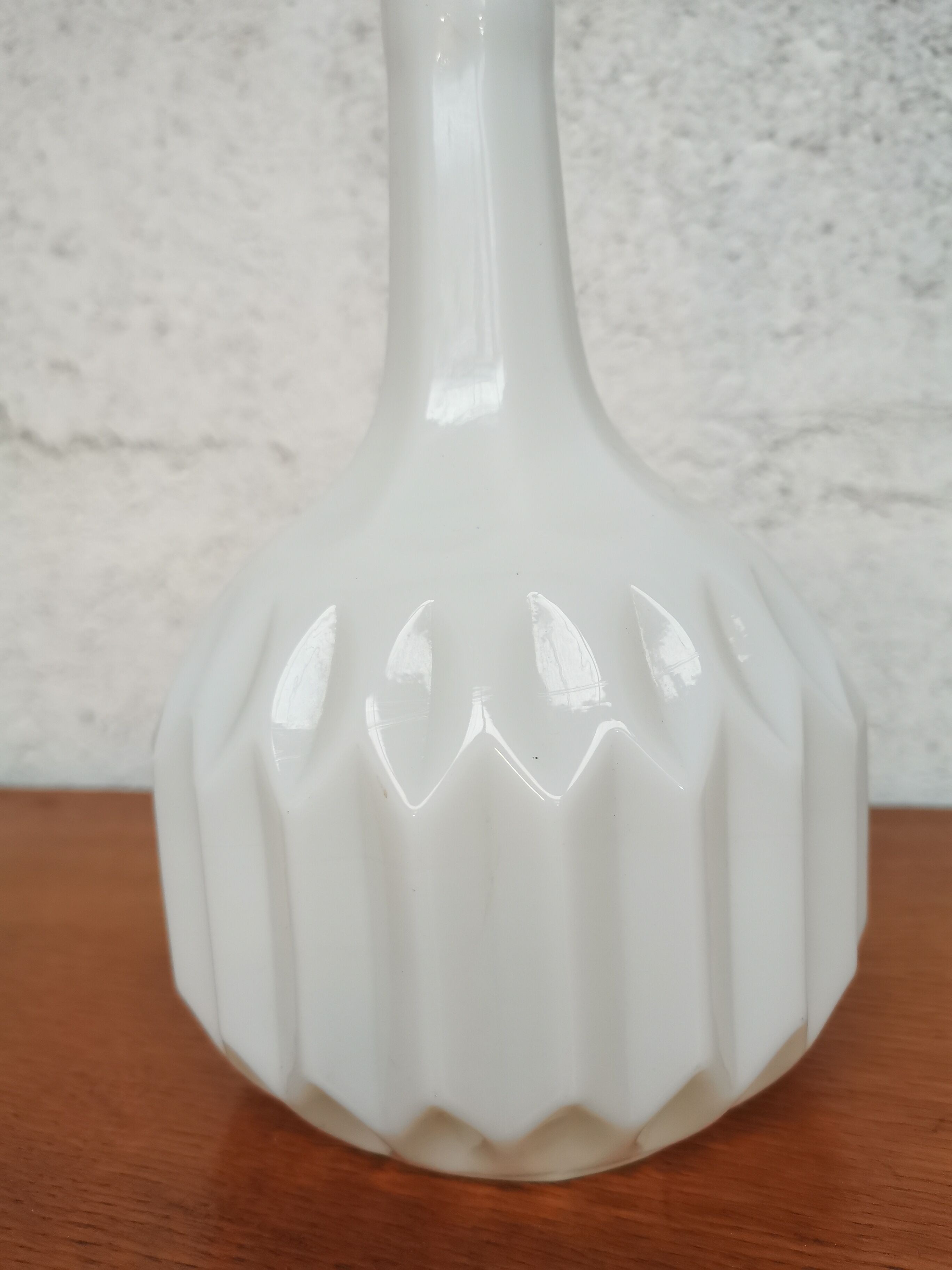 Chiseled vase in white opaline