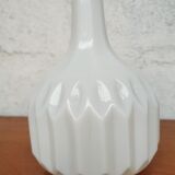 Vase ciselé en opaline blanche