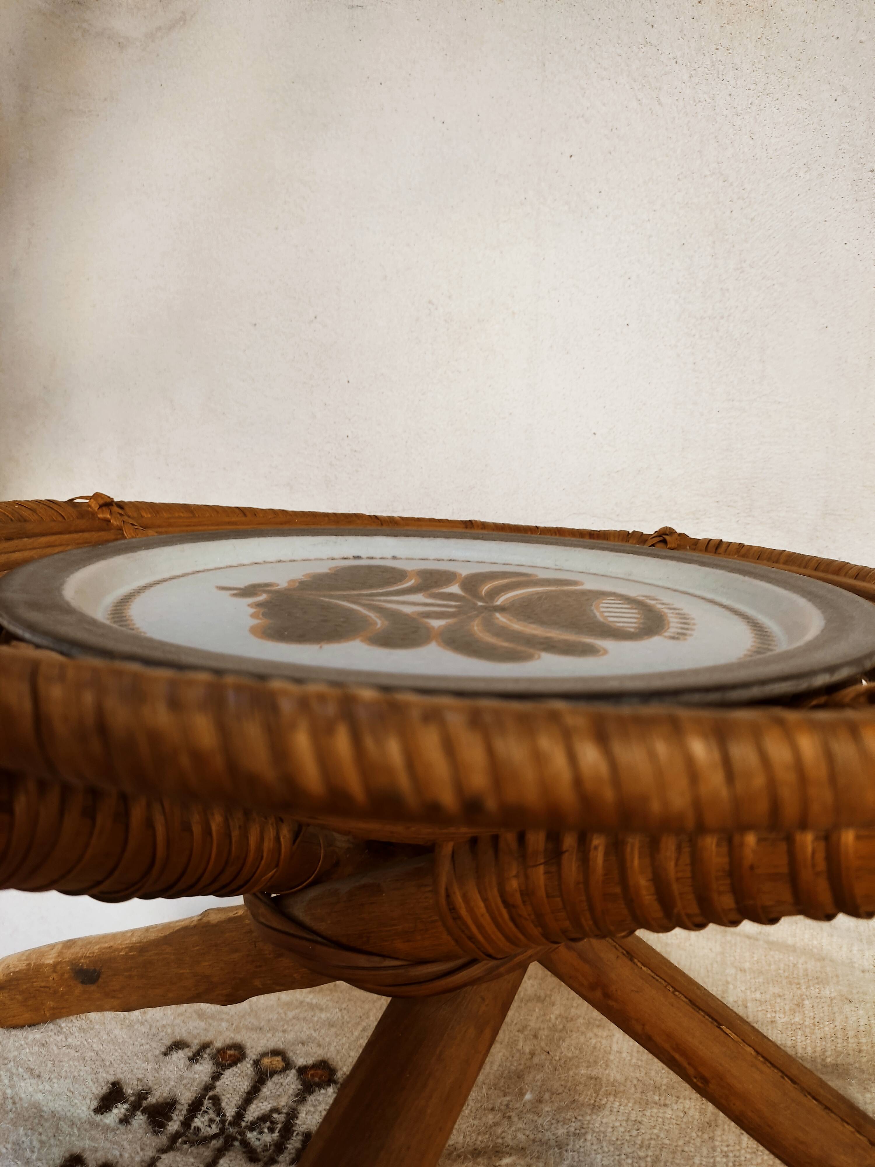 Ethic cup on crossed feet