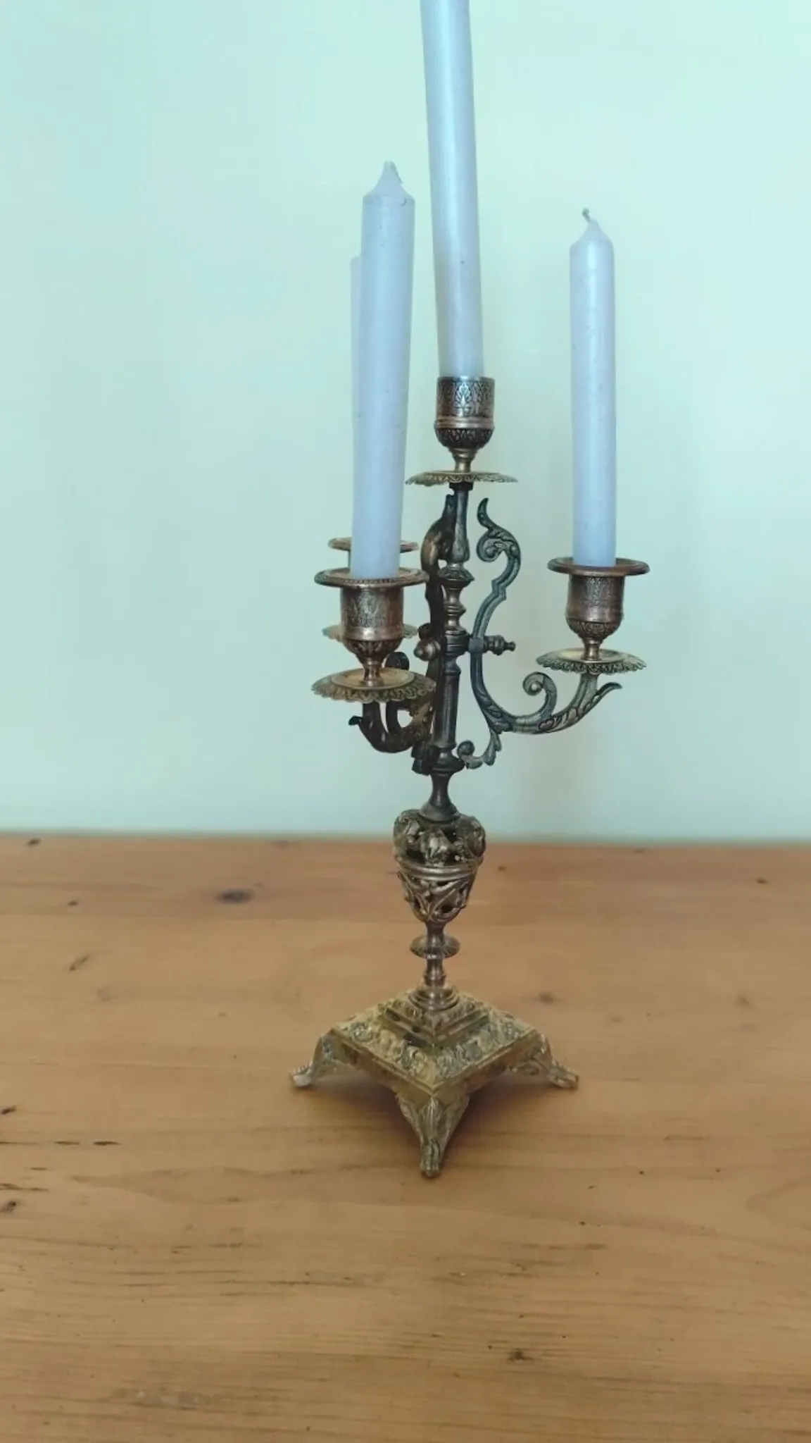 four-light candelabrum in chiselled brass from the 19th century