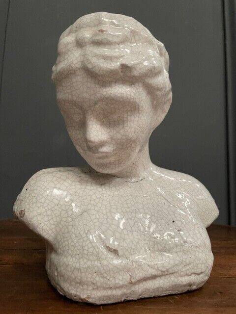 Sculpture en terre cuite émaillage blanc craquelé sujet féminin XXe