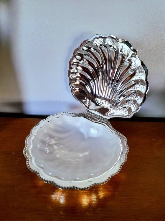 Shell-shaped butter dish in stainless steel