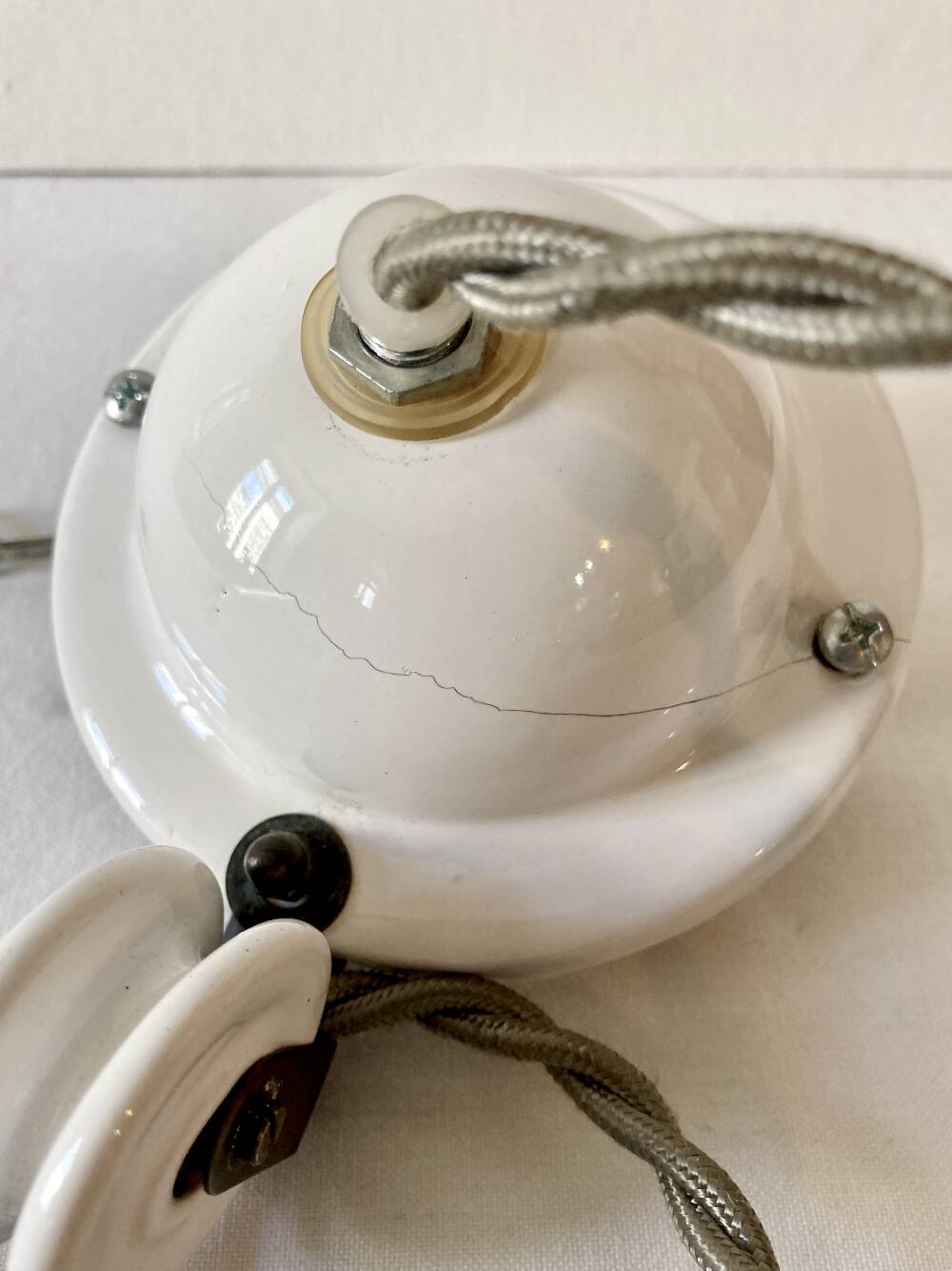 Suspension rises and falls in white glazed ceramic by The French House.