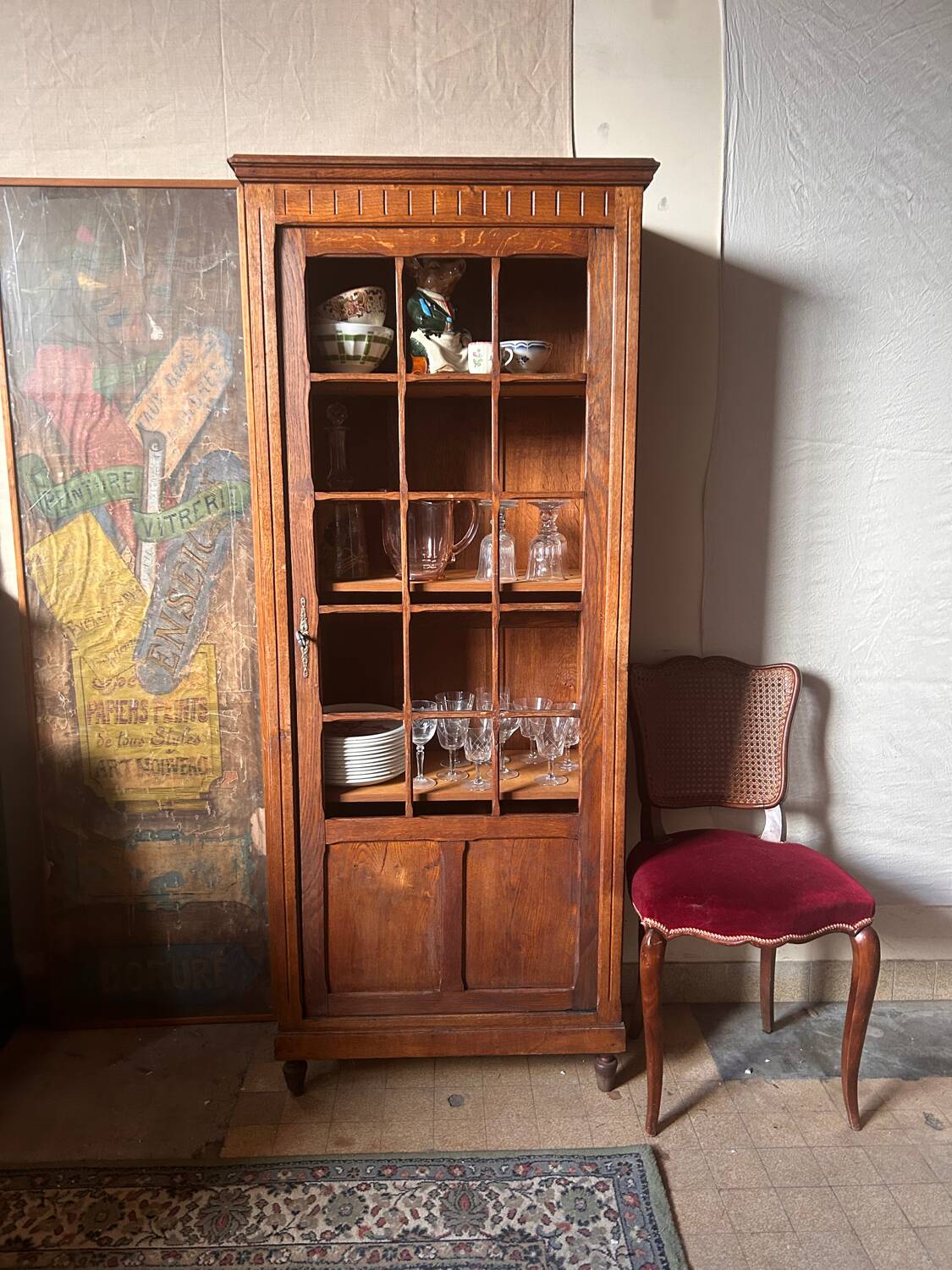 Small Parisian glass-fronted cabinet in fine oak from the late 19th century – a timeless ally for small spaces.