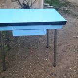 Table en formica bleu
