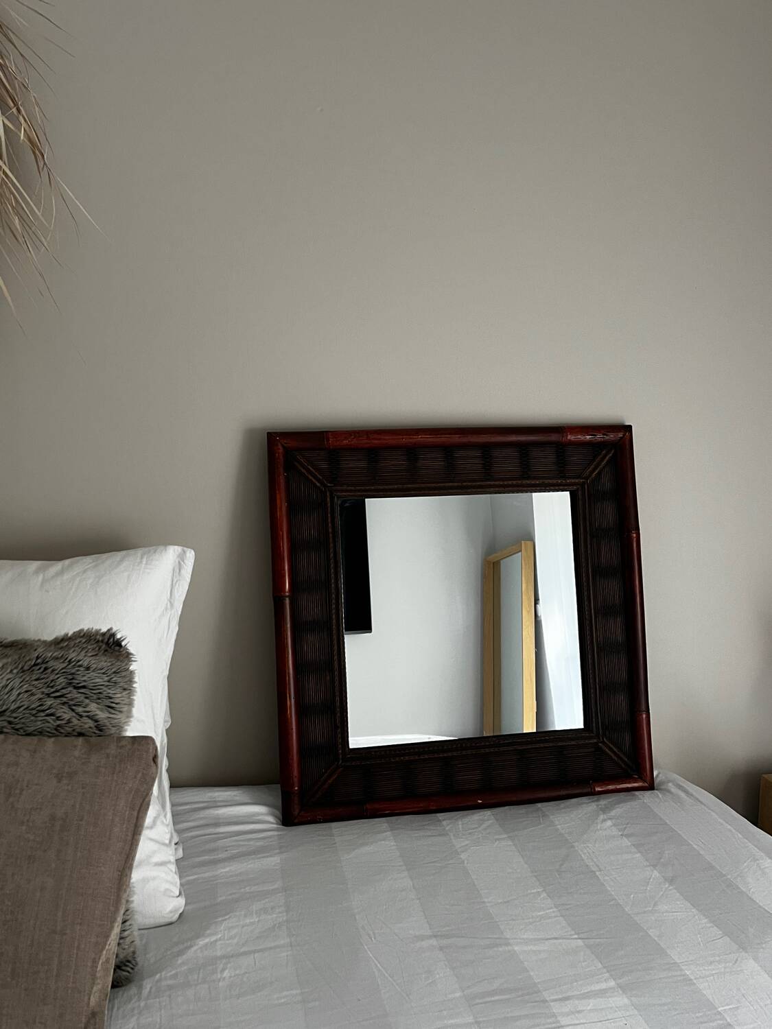 70×70 colonial style wall mirror – natural rattan frame, very good condition