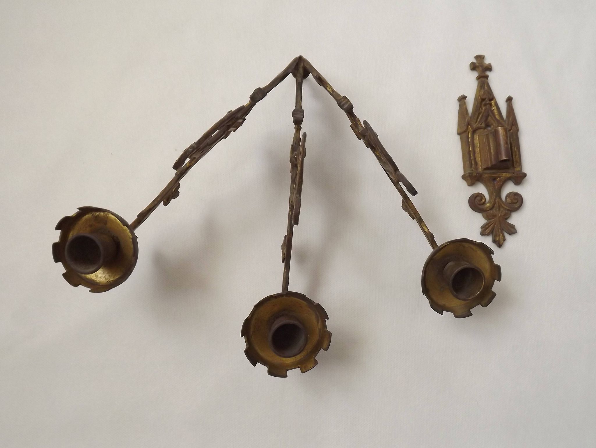 Ensemble élégant de trois appliques murales en bronze doré de style gothique français.