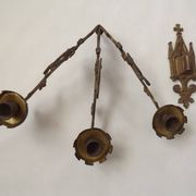 Ensemble élégant de trois appliques murales en bronze doré de style gothique français.