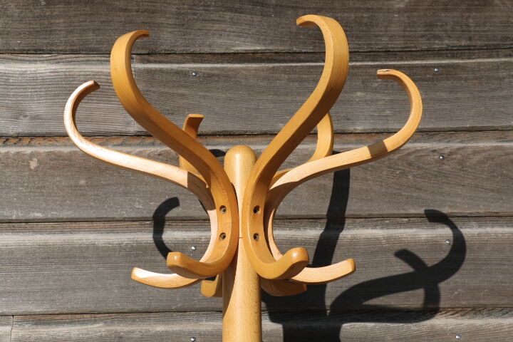 Simple baumann light parrot coat rack