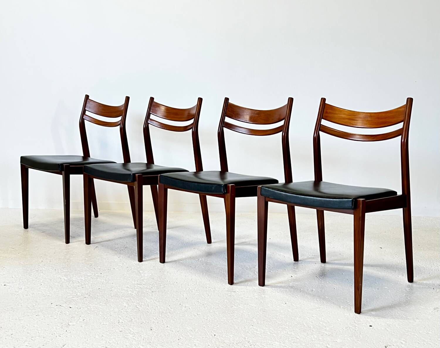 4 chaises scandinaves