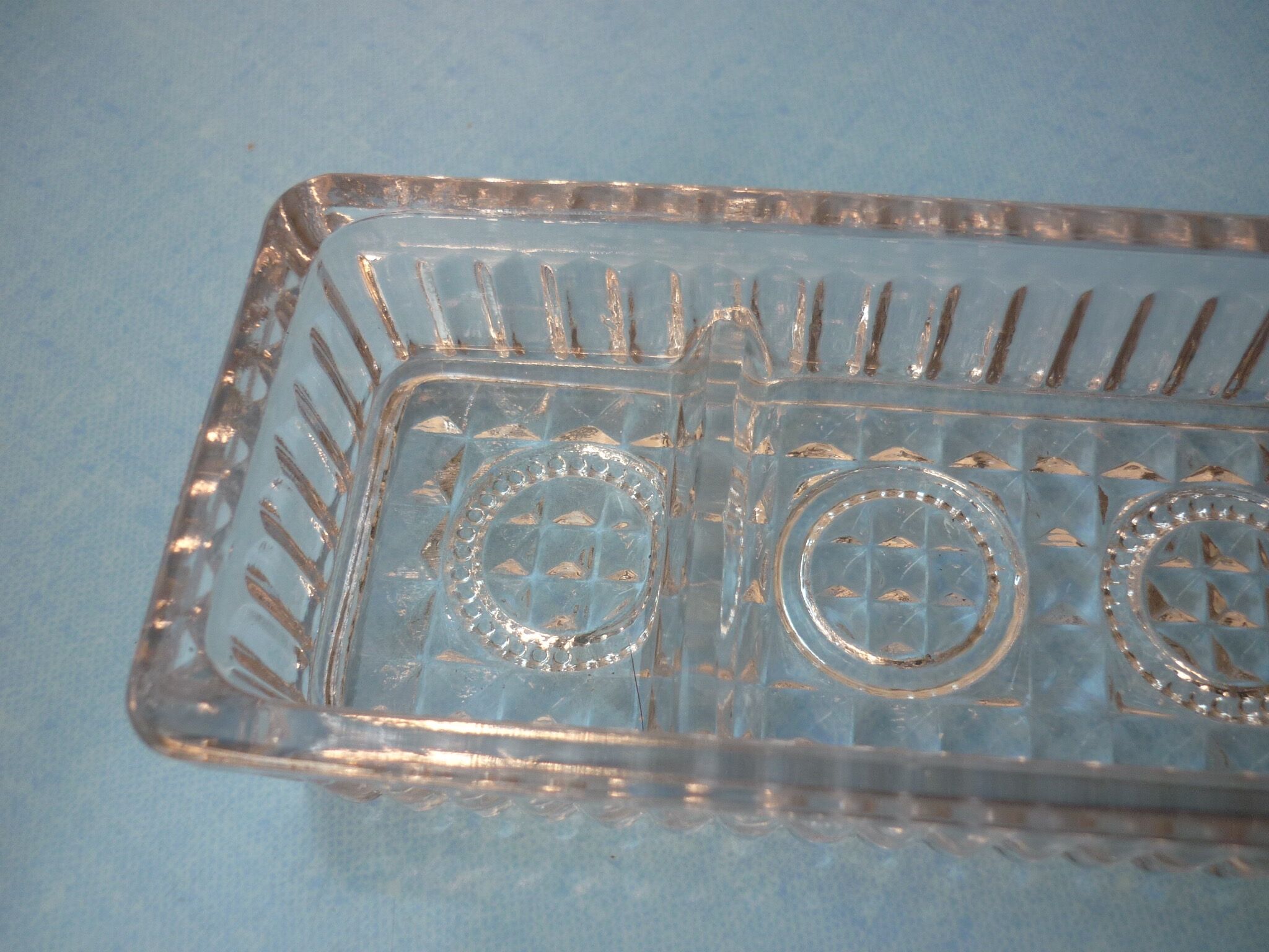 Plumier en verre moulé dentelé