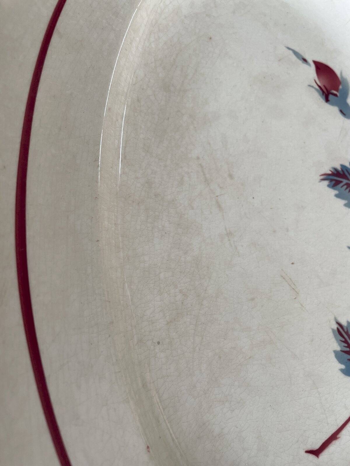 Oval plate Moulin des Loups in blue and red ceramic with a floral design.