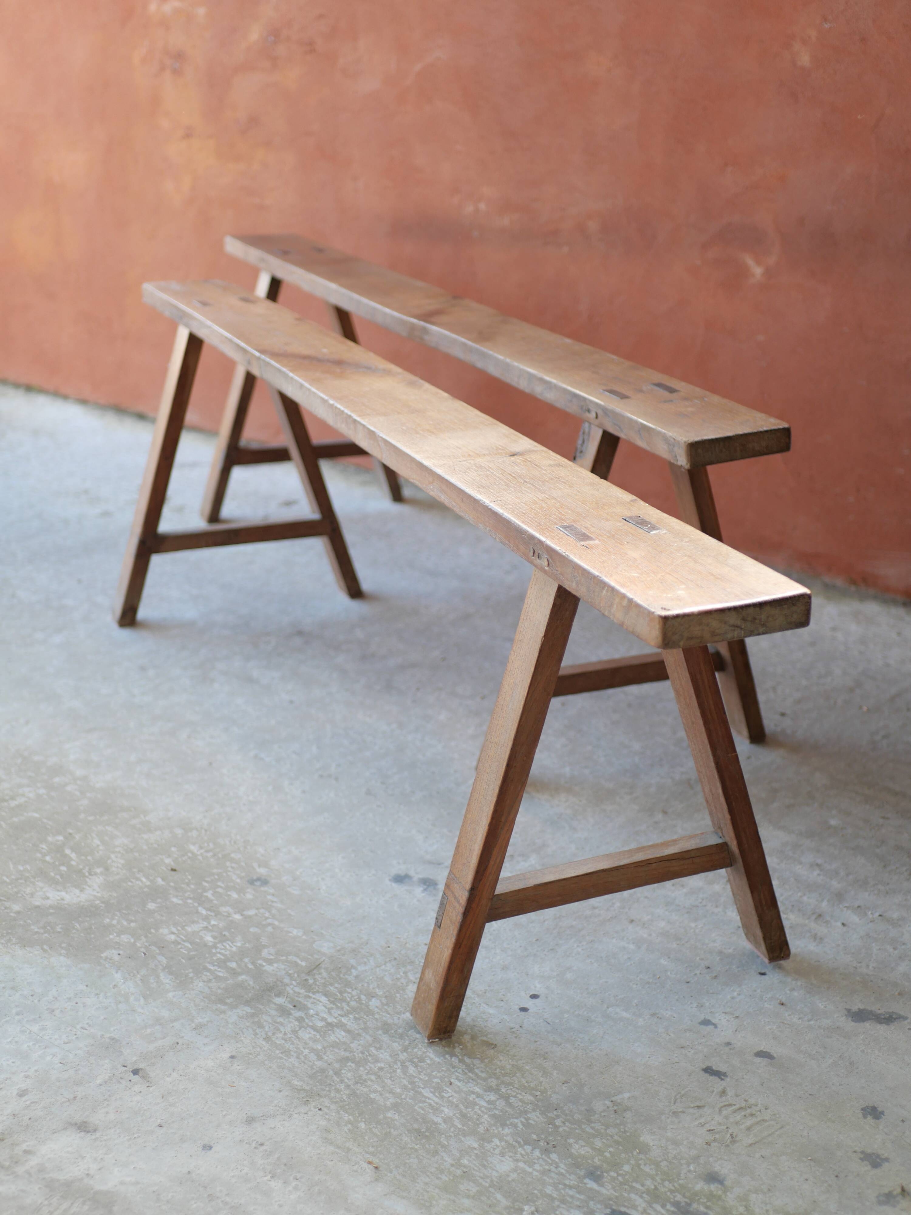 Paire de bancs de ferme en bois