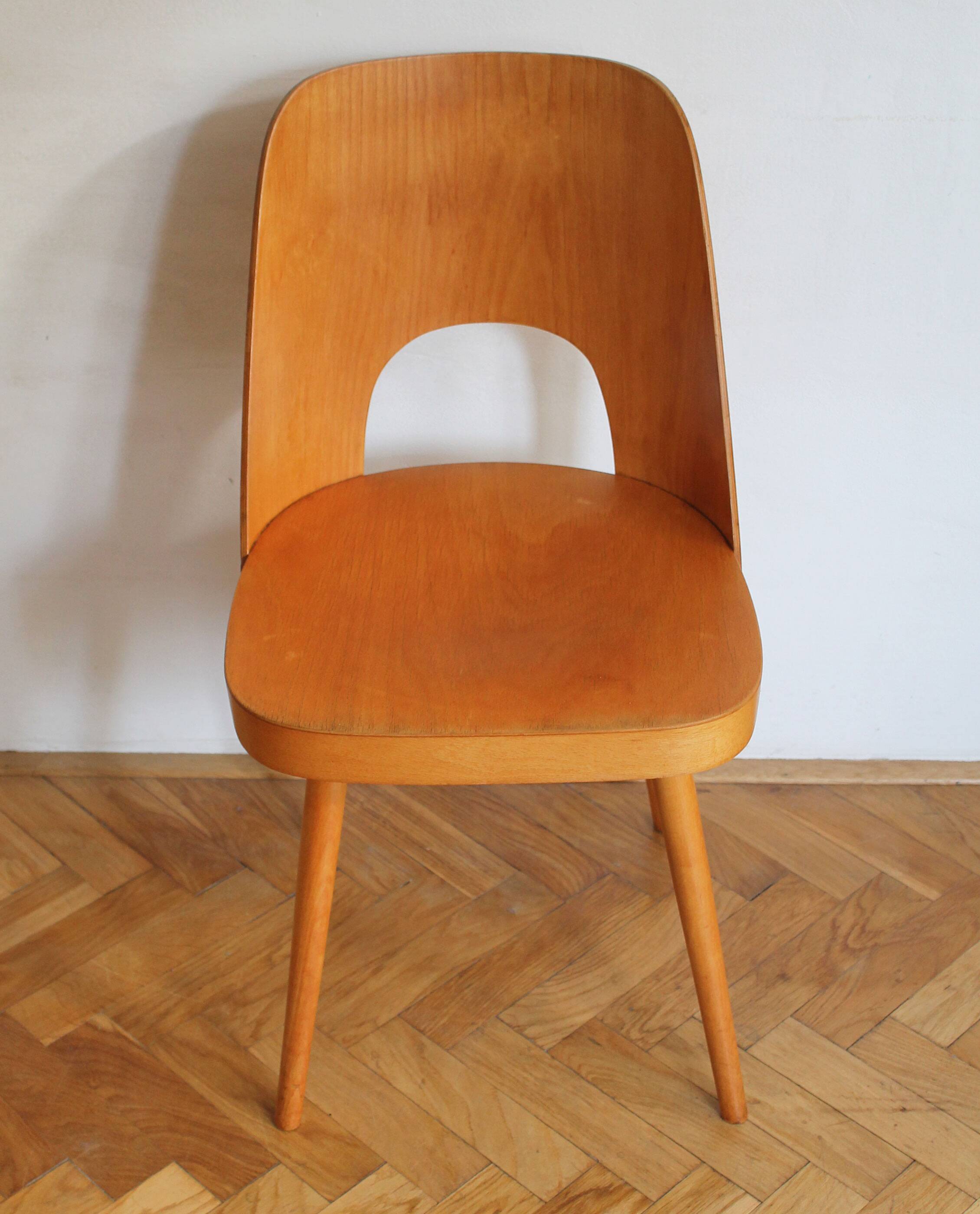 Ensemble de quatre chaises de salle à manger du milieu du siècle n° 515 par Oswald Haerdtl pour la société TON
