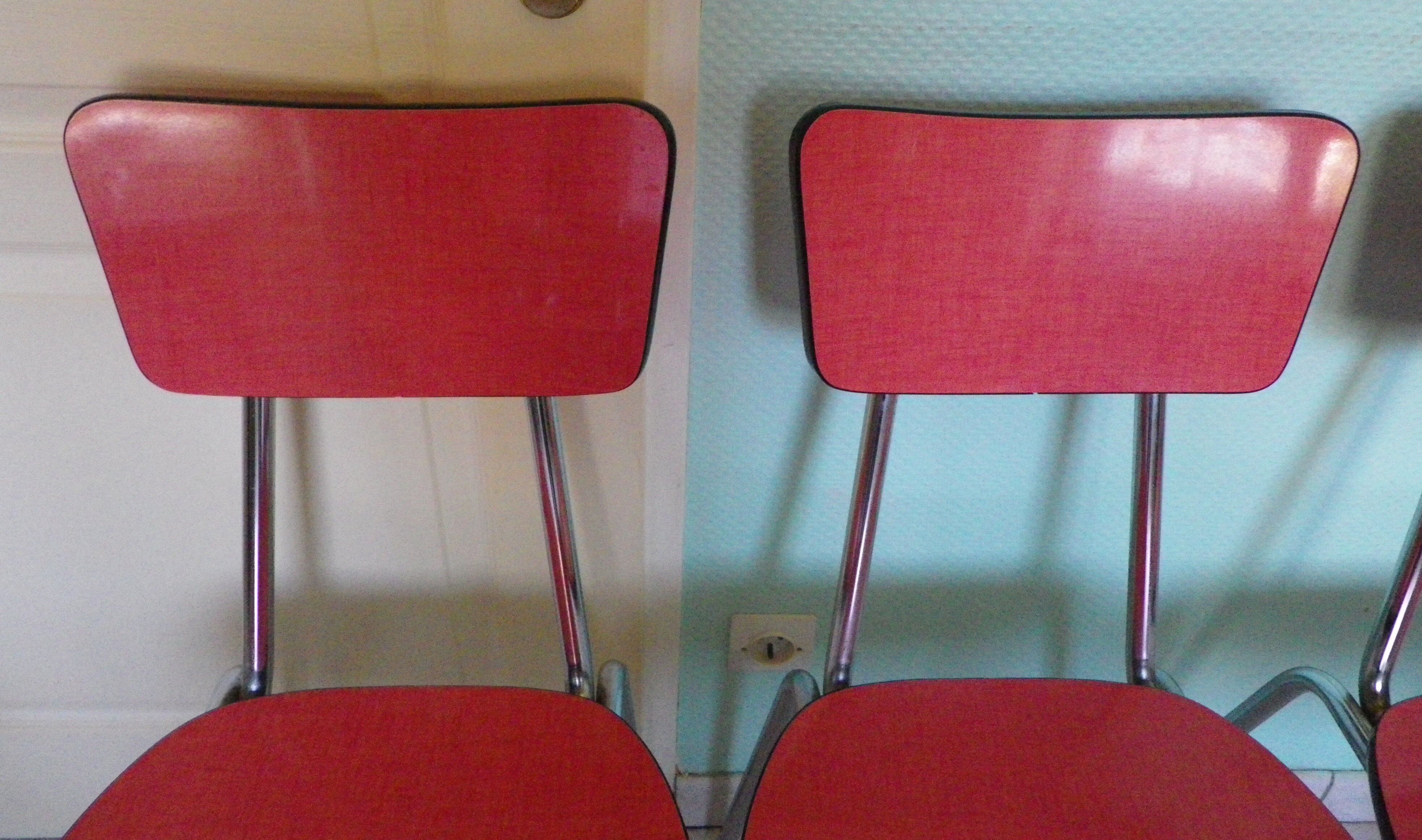 Table in red formica, 4 roc chairs, 2 extension cords, 2 drawers 60