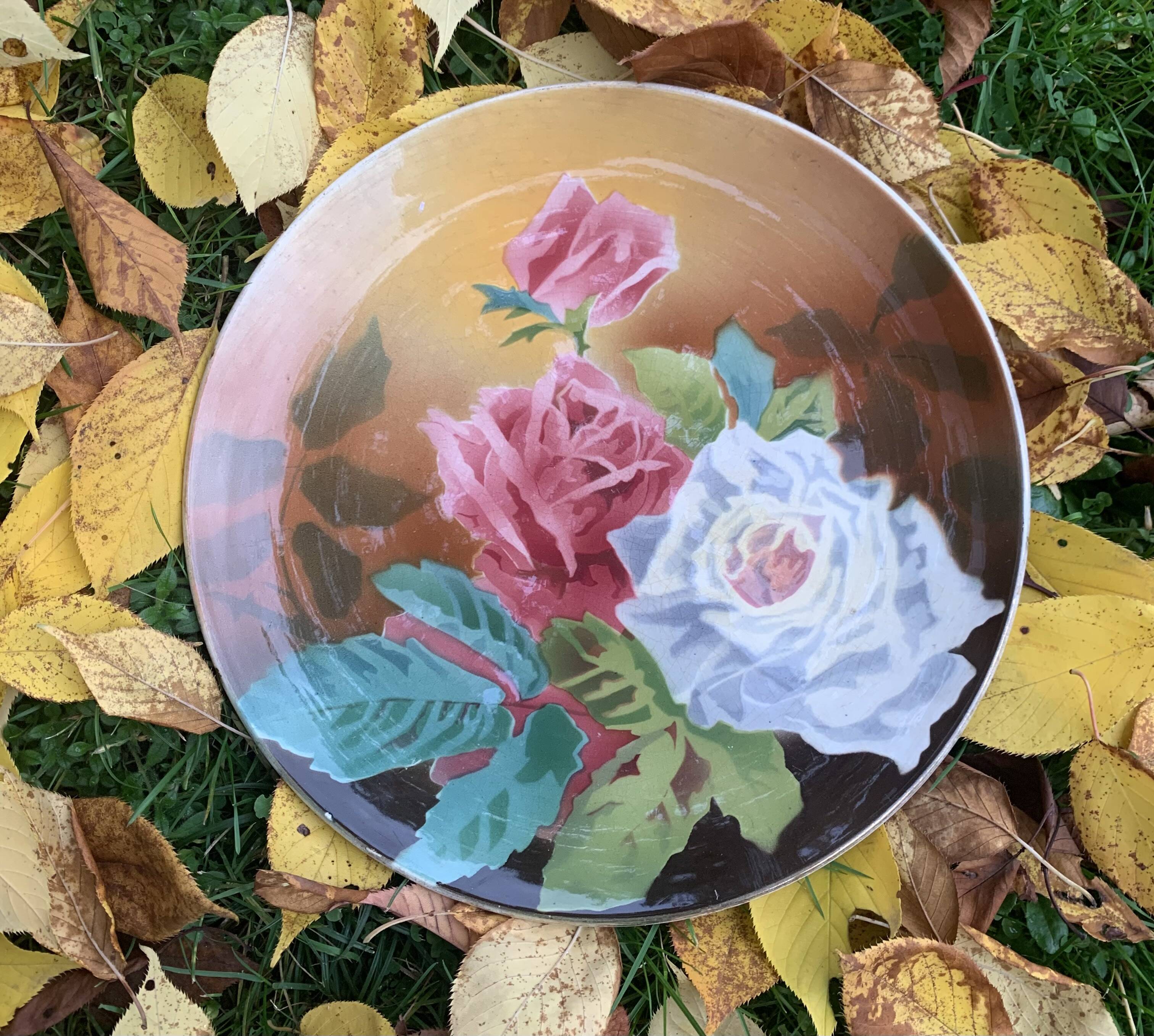 Plate with iron rose motifs, hb, Choisy le roi art deco