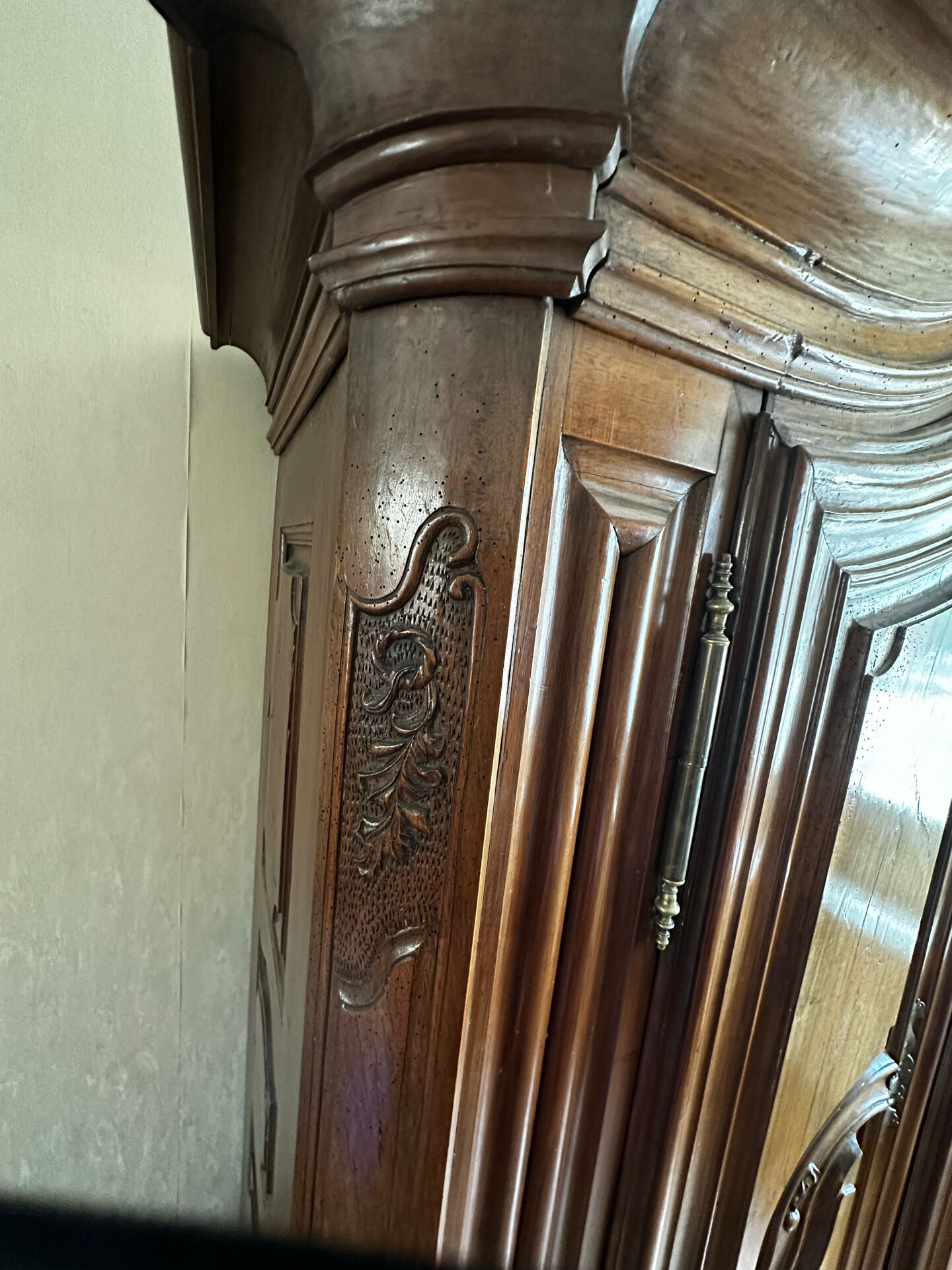 Large Alsatian Louis XV wardrobe in solid walnut – 18th century