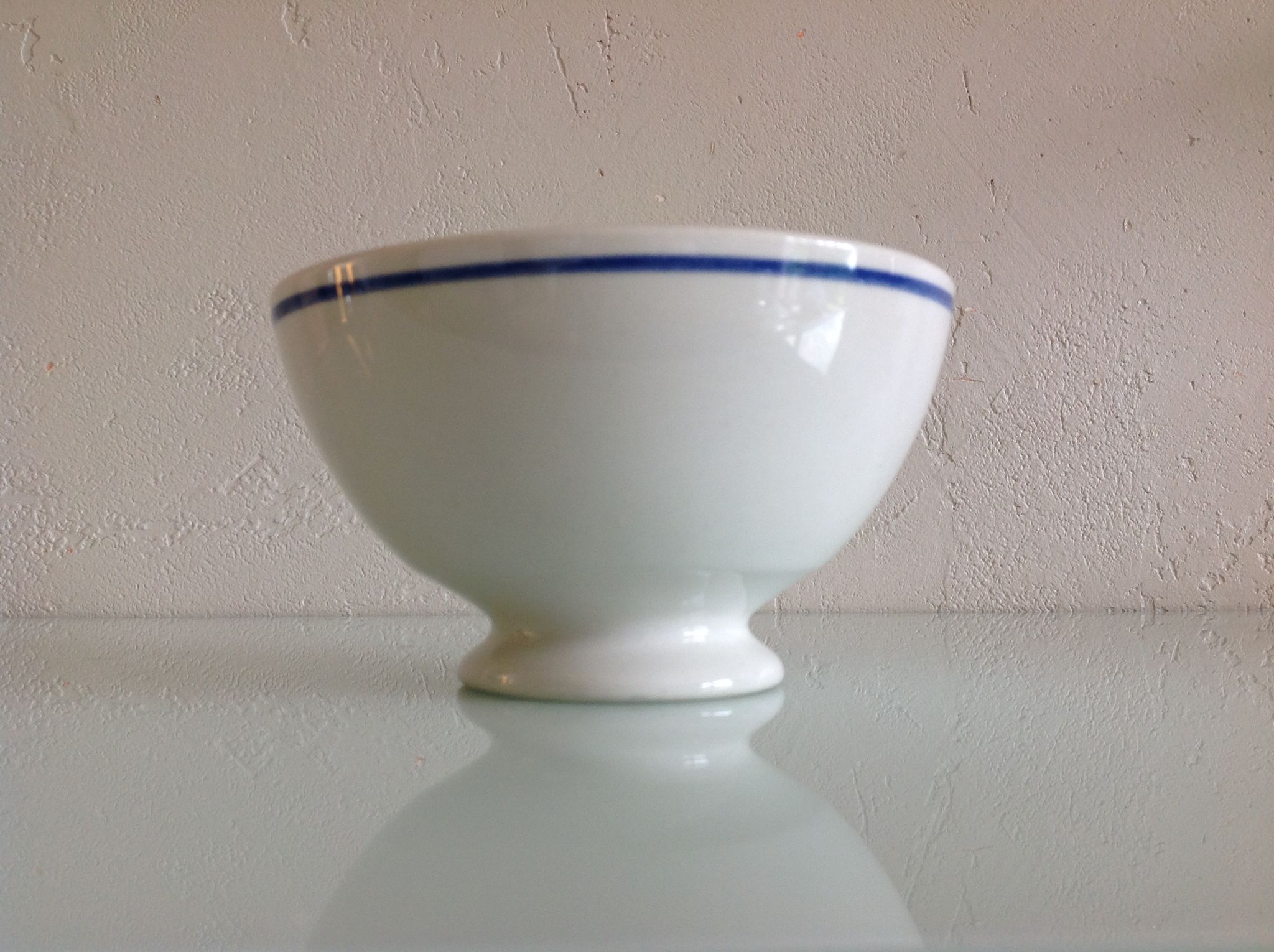 Bol blanc à liseré bleu en porcelaine de Gien