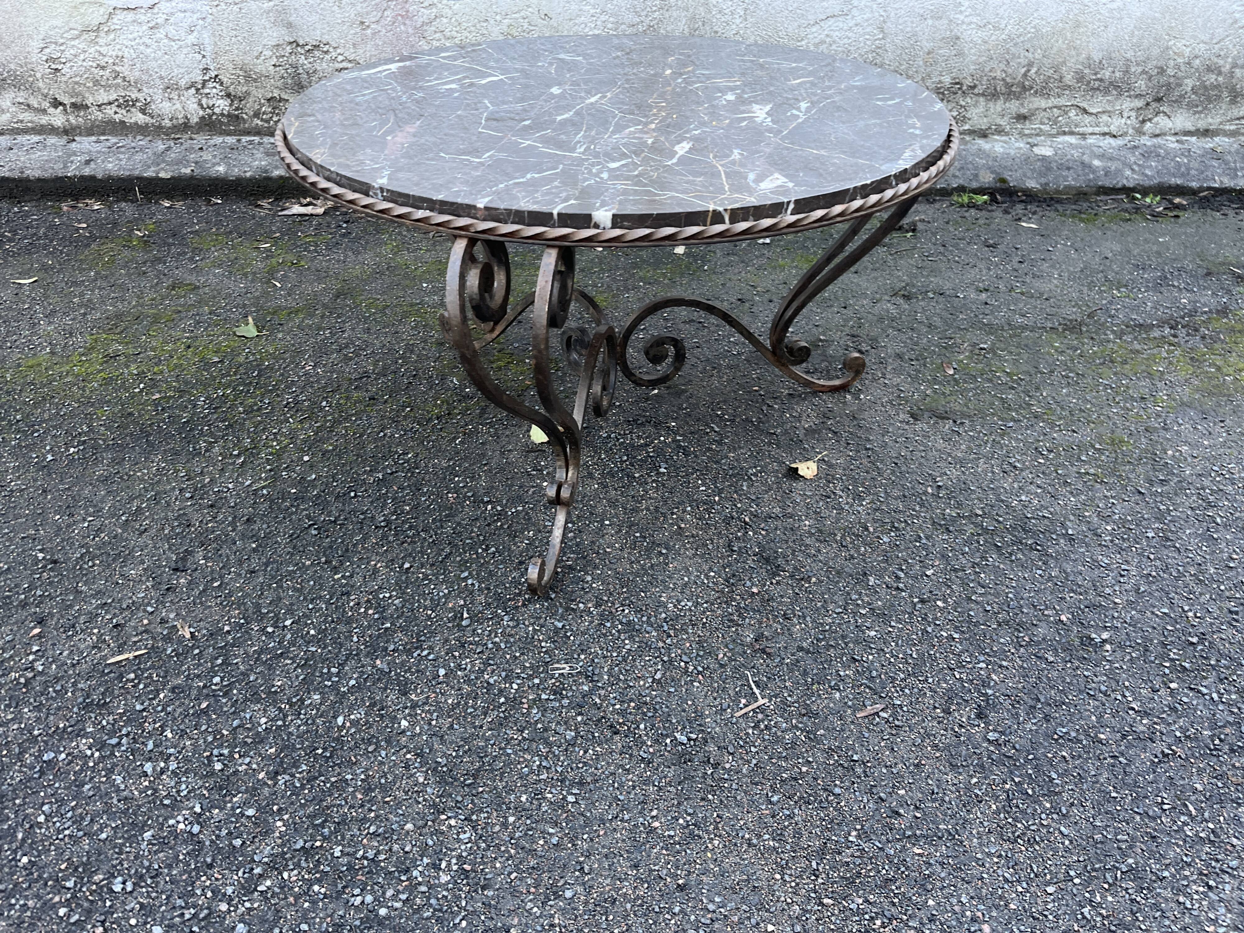 Coffee table in wrought iron and marble top