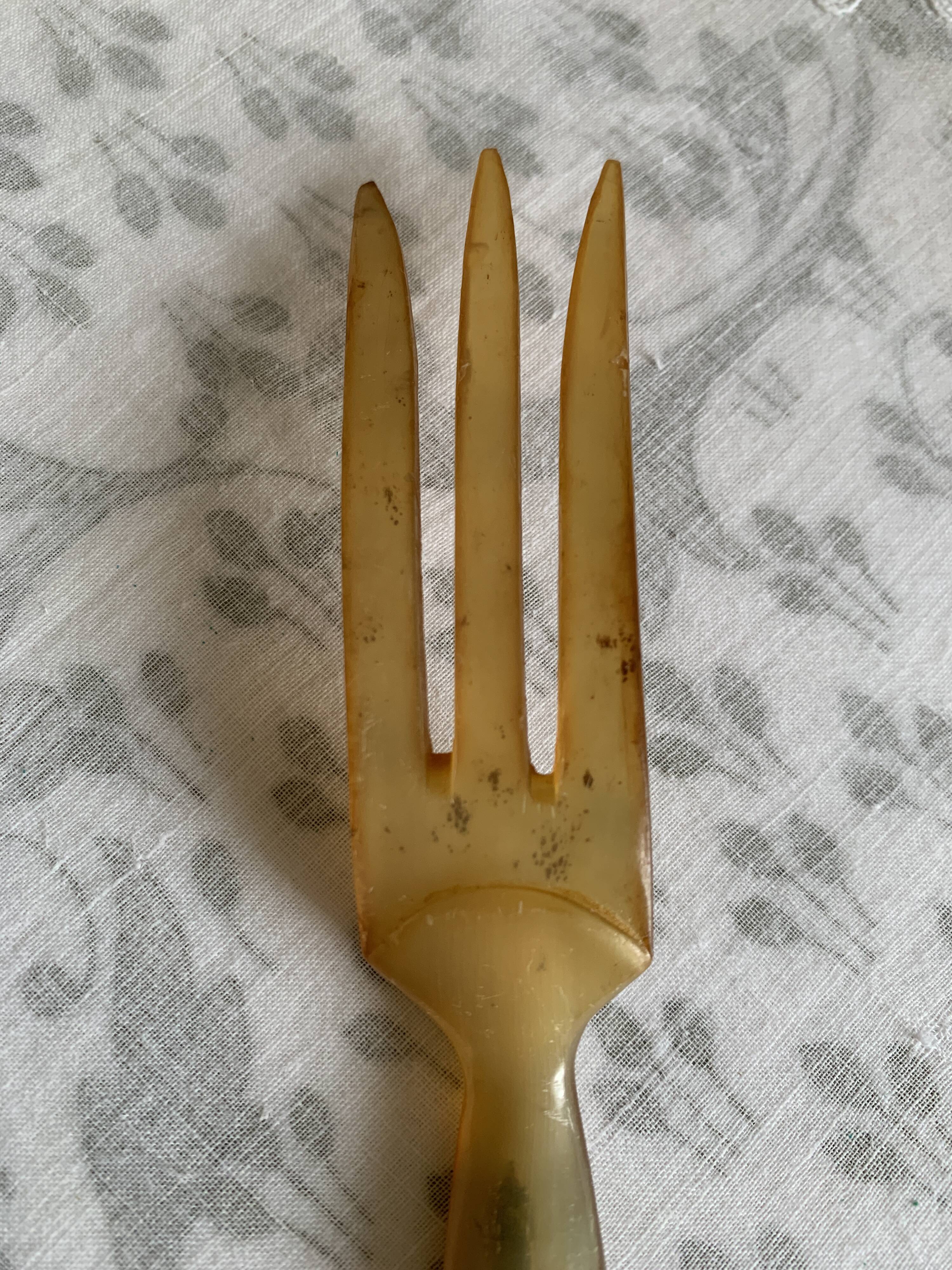 Couverts à salade en corne et métal ciselé années 1920
