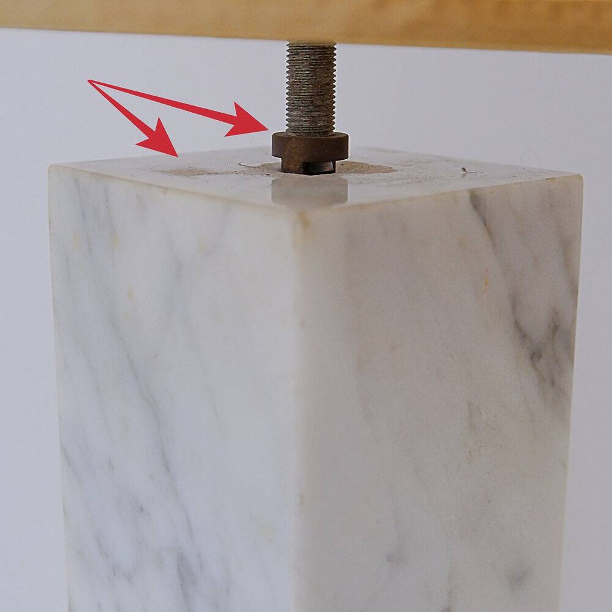 Lampe de table vintage en marbre avec nouvel abat-jour en raphia